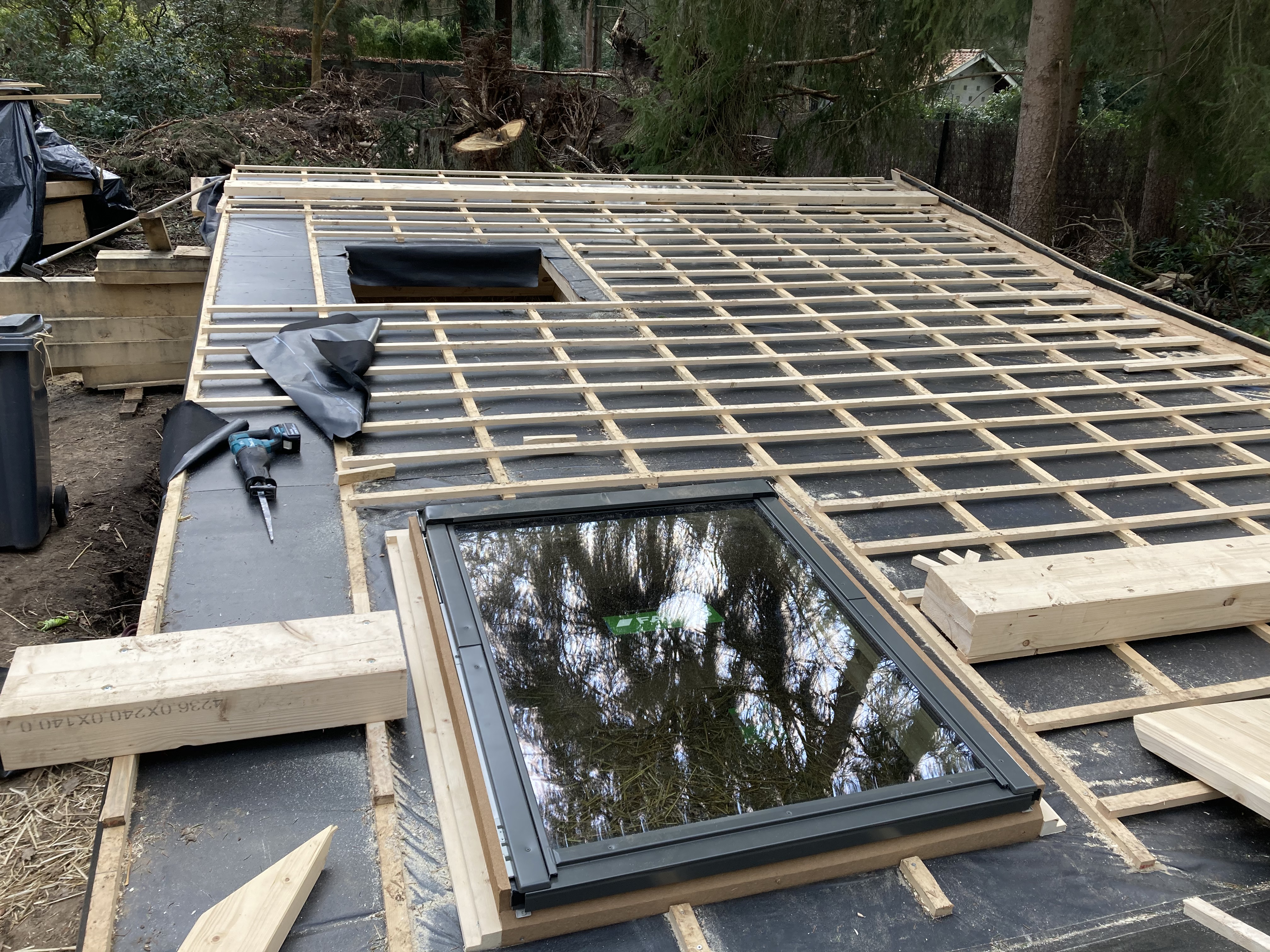 Toiture de la tiny house en cours, liteaux posés