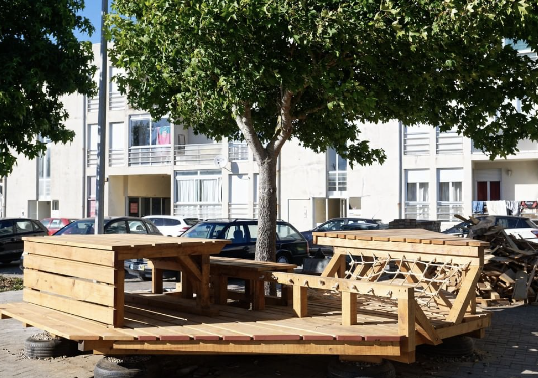Le mobilier bois en construction sur la place arborée