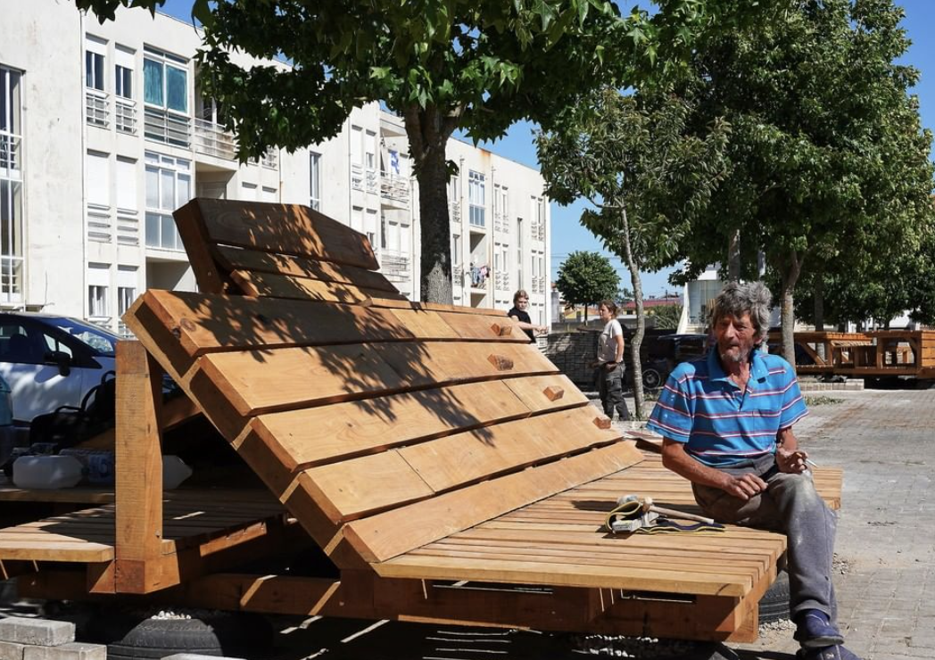 Modules de banc renversés, un participant à côté