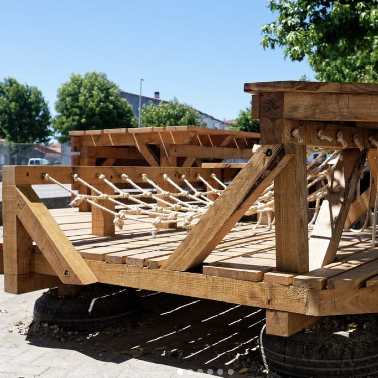 Structure de banc en bois à contre-jour
