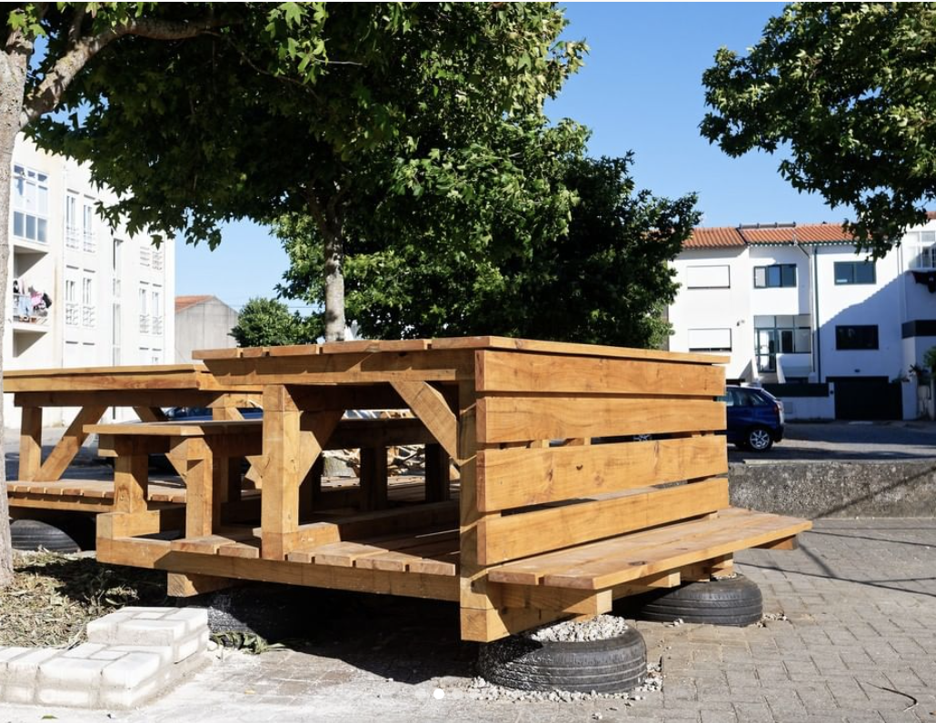 Banquette-coffre en bois à l'ombre des arbres