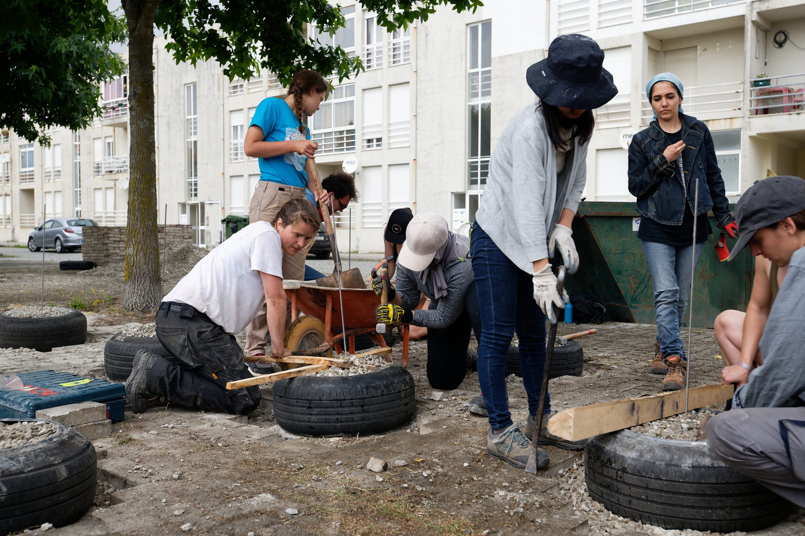 Participants travaillant le bois près des pneus