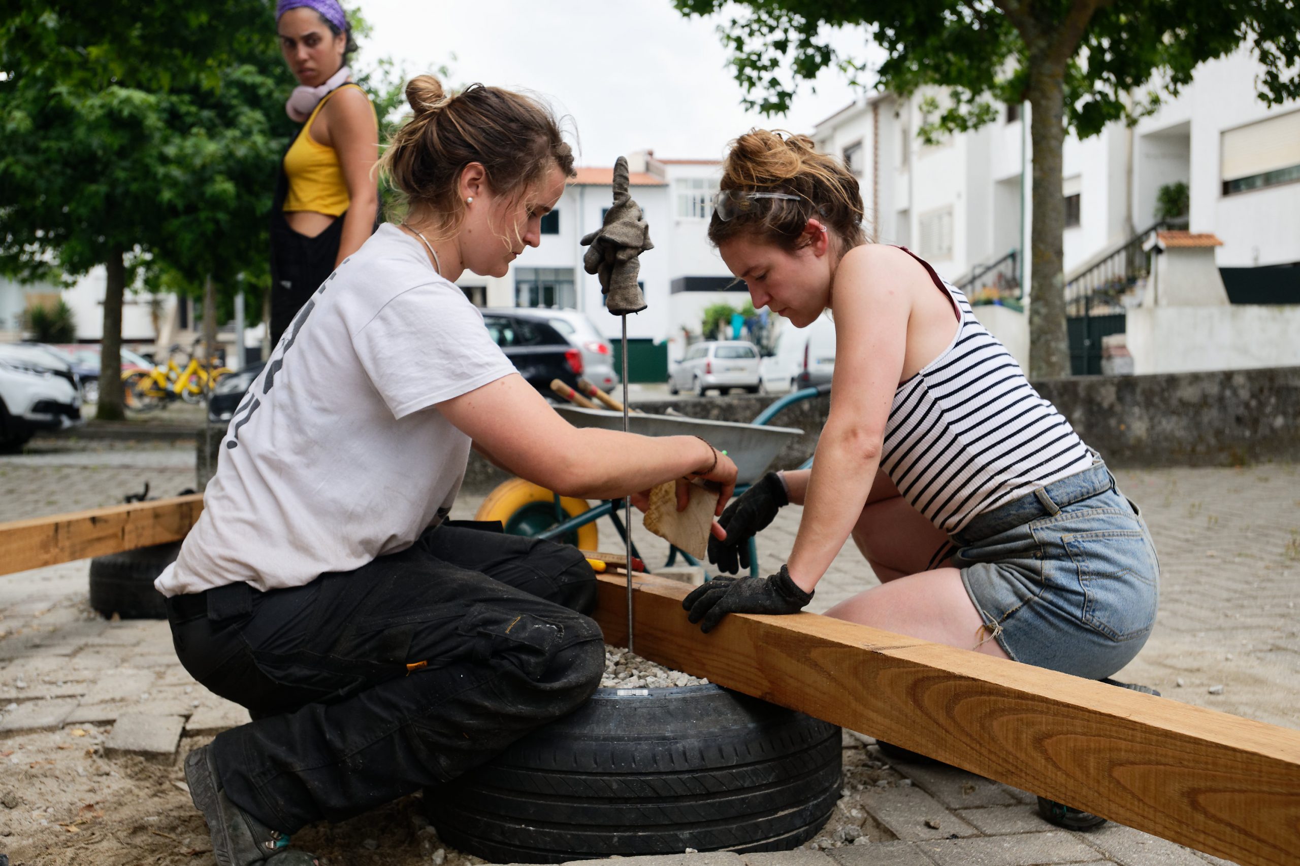 Deux participantes assemblent une longue poutre