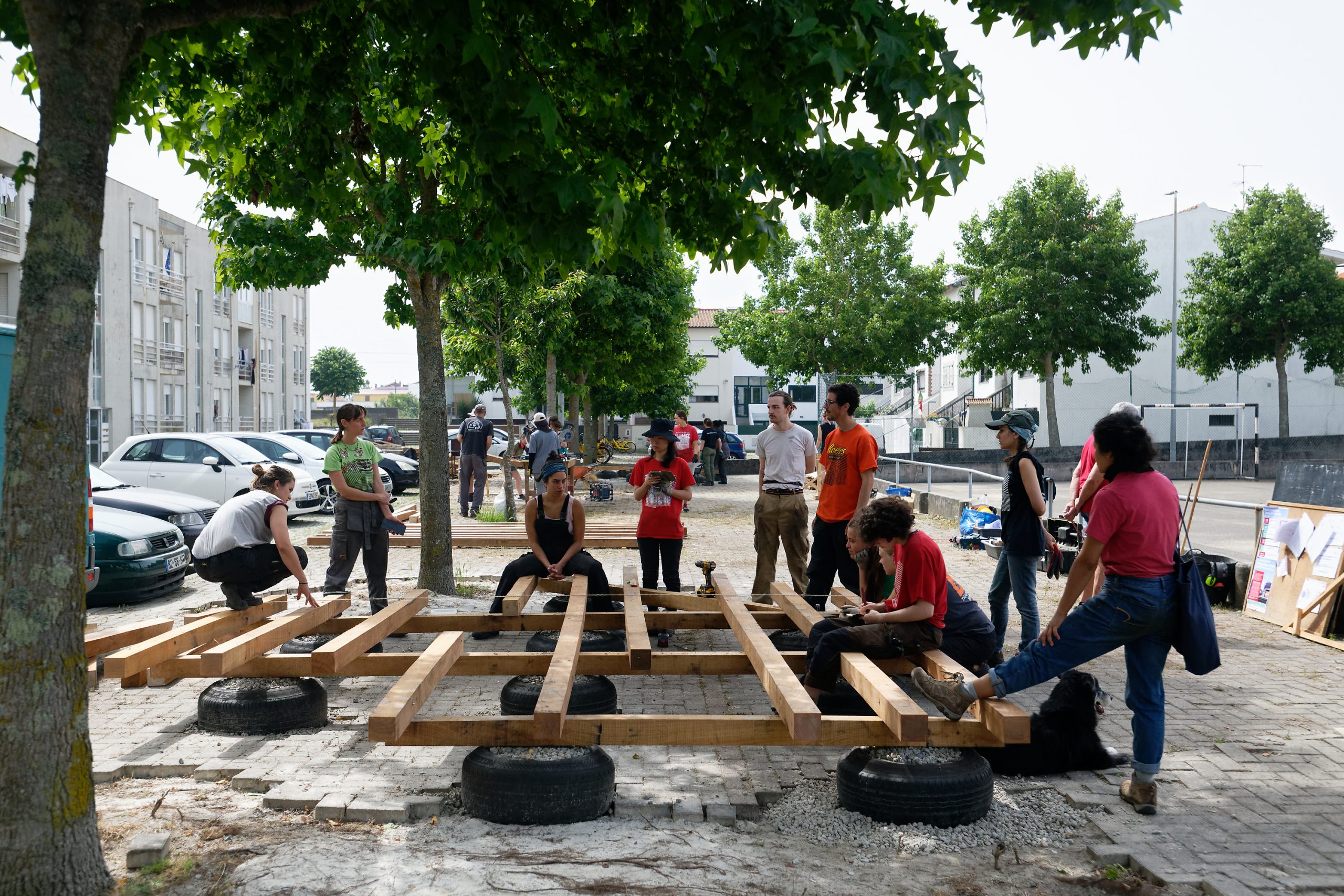 Le chantier vu de loin, participants et modules sur la place