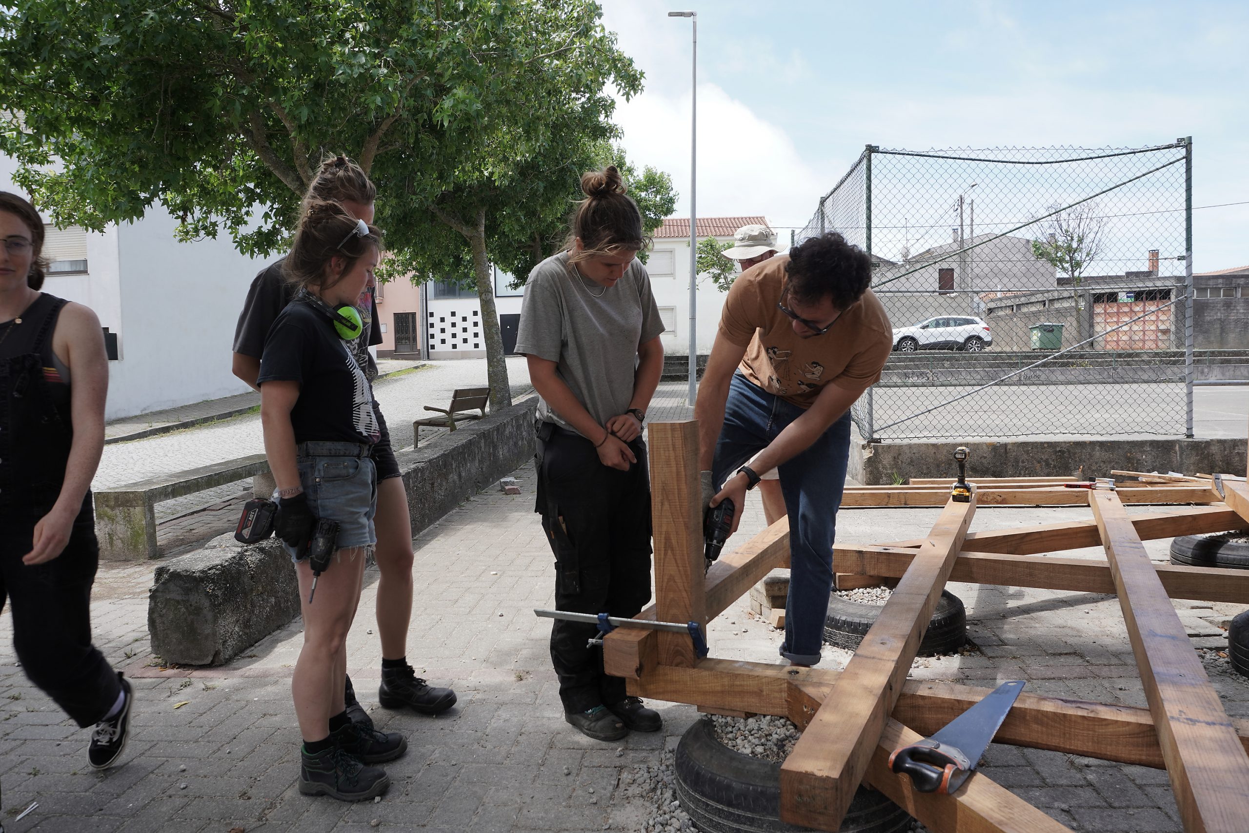 Participants montant l'ossature des bancs