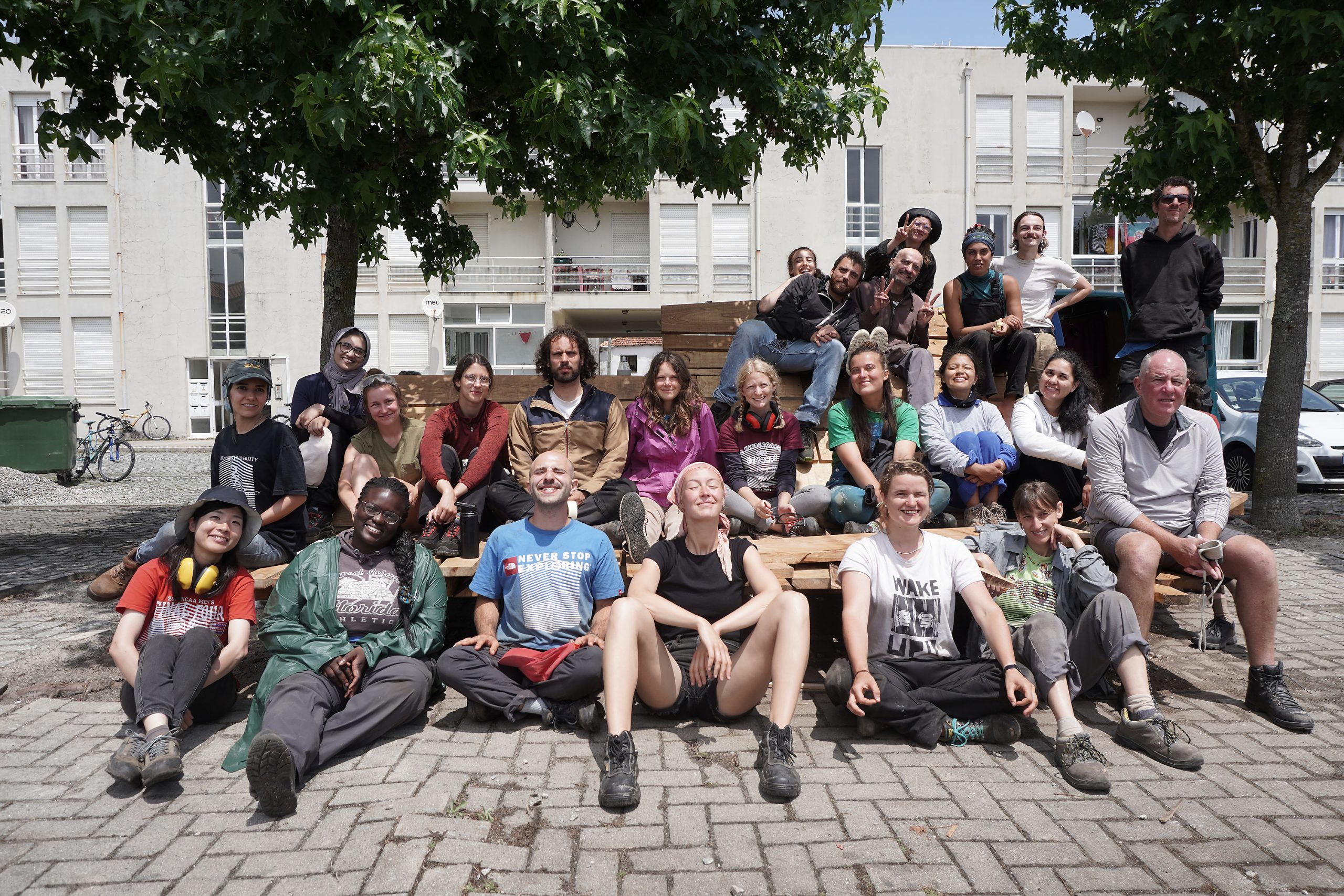 Photo de groupe devant le mobilier terminé