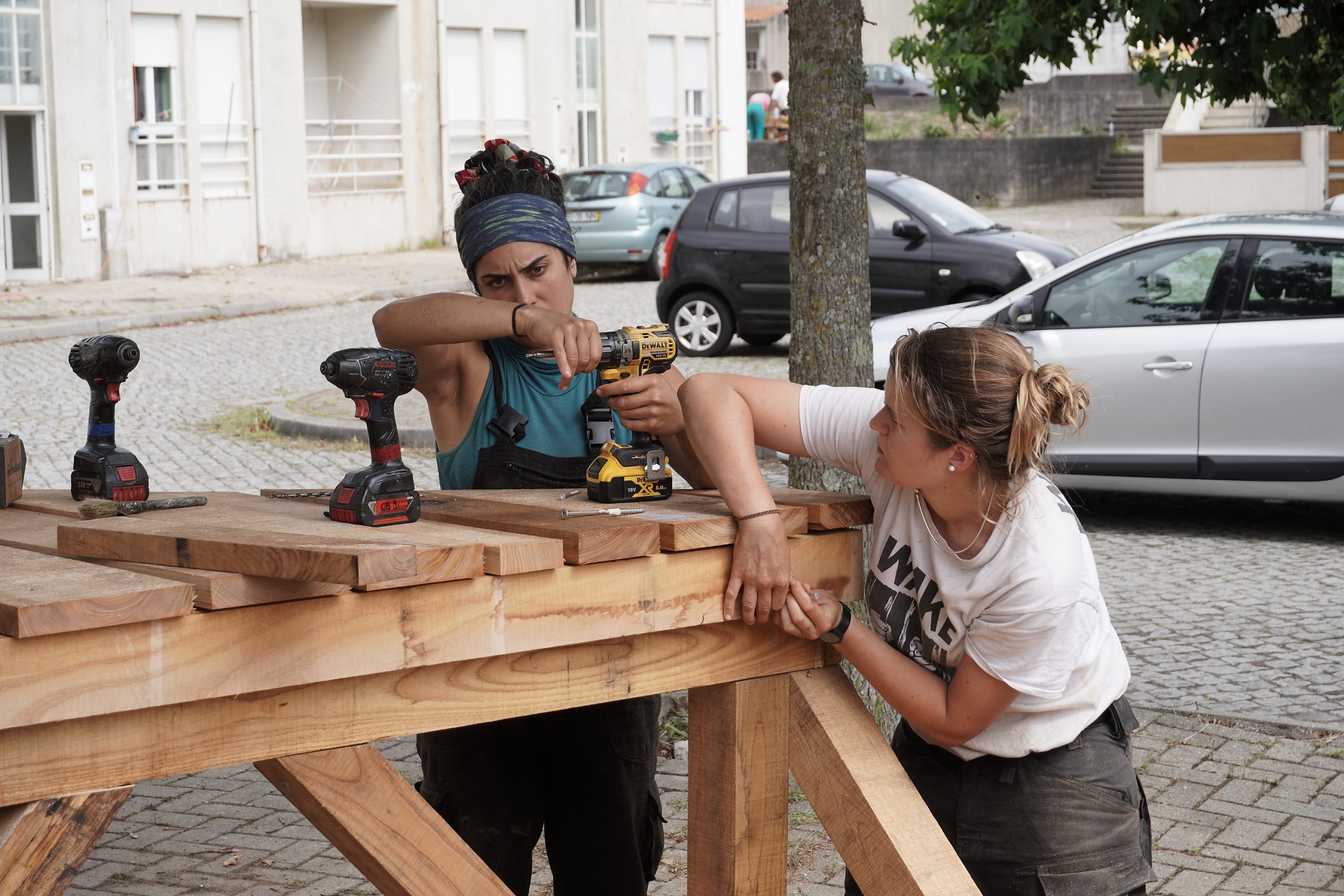 Deux participantes percent le plateau du banc
