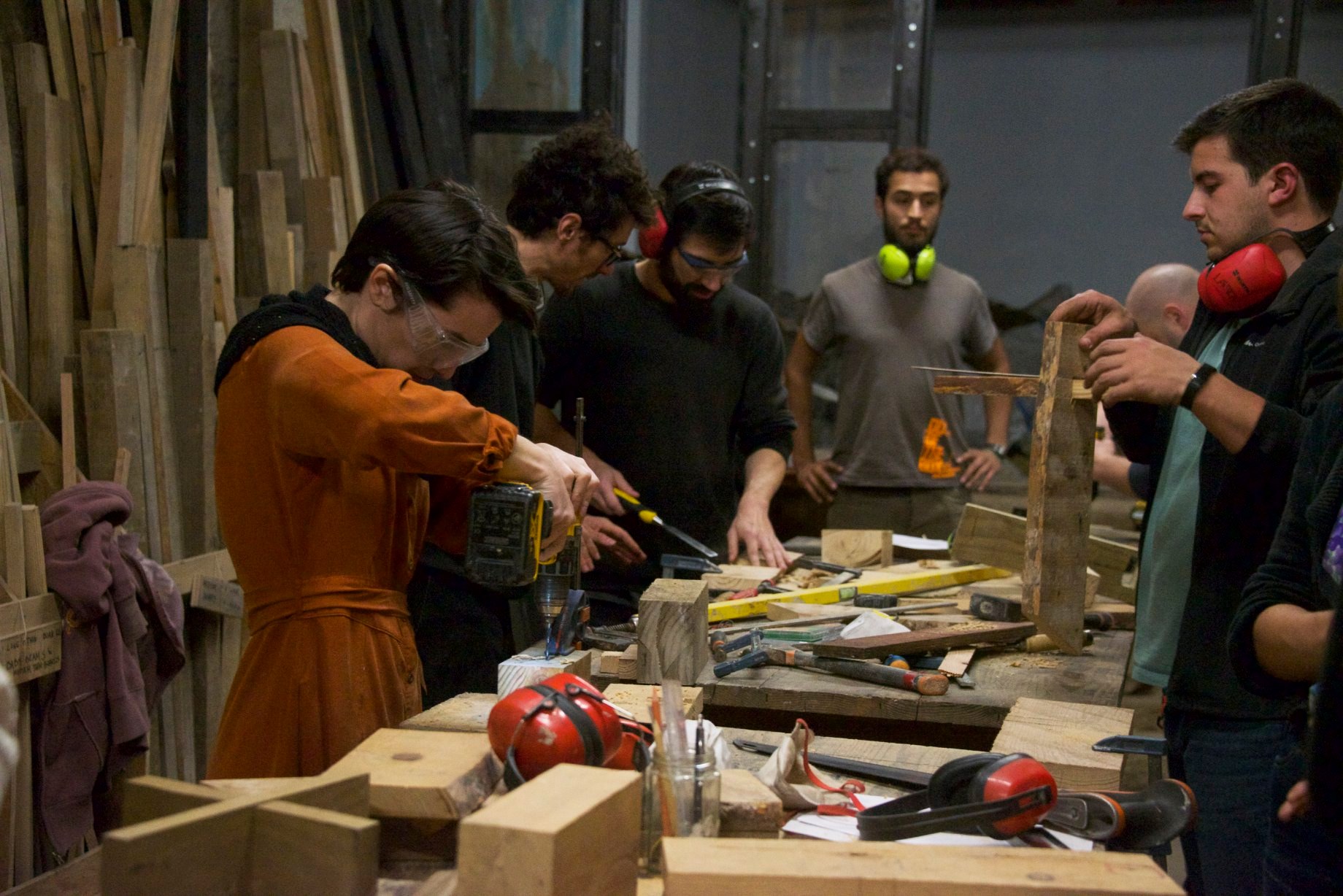 Participants vissant des assemblages bois autour d'un établi