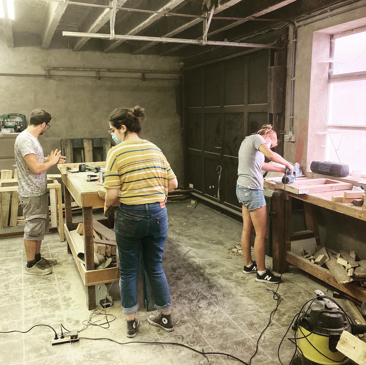 Participants à l'établi dans l'atelier