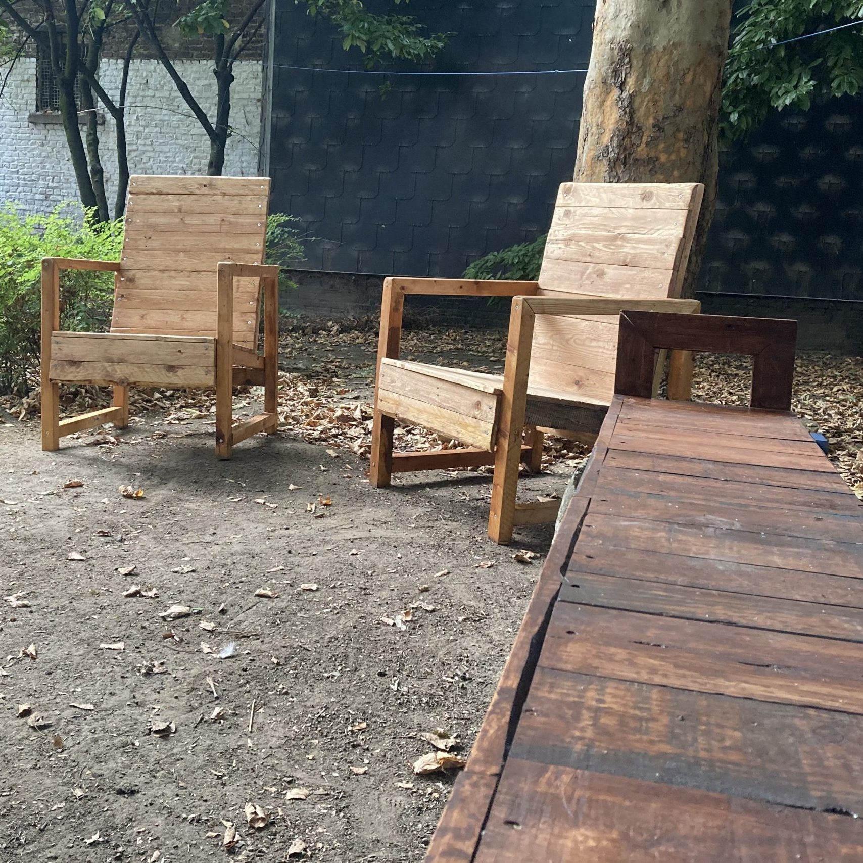 Fauteuils en bois et passerelle dans le jardin