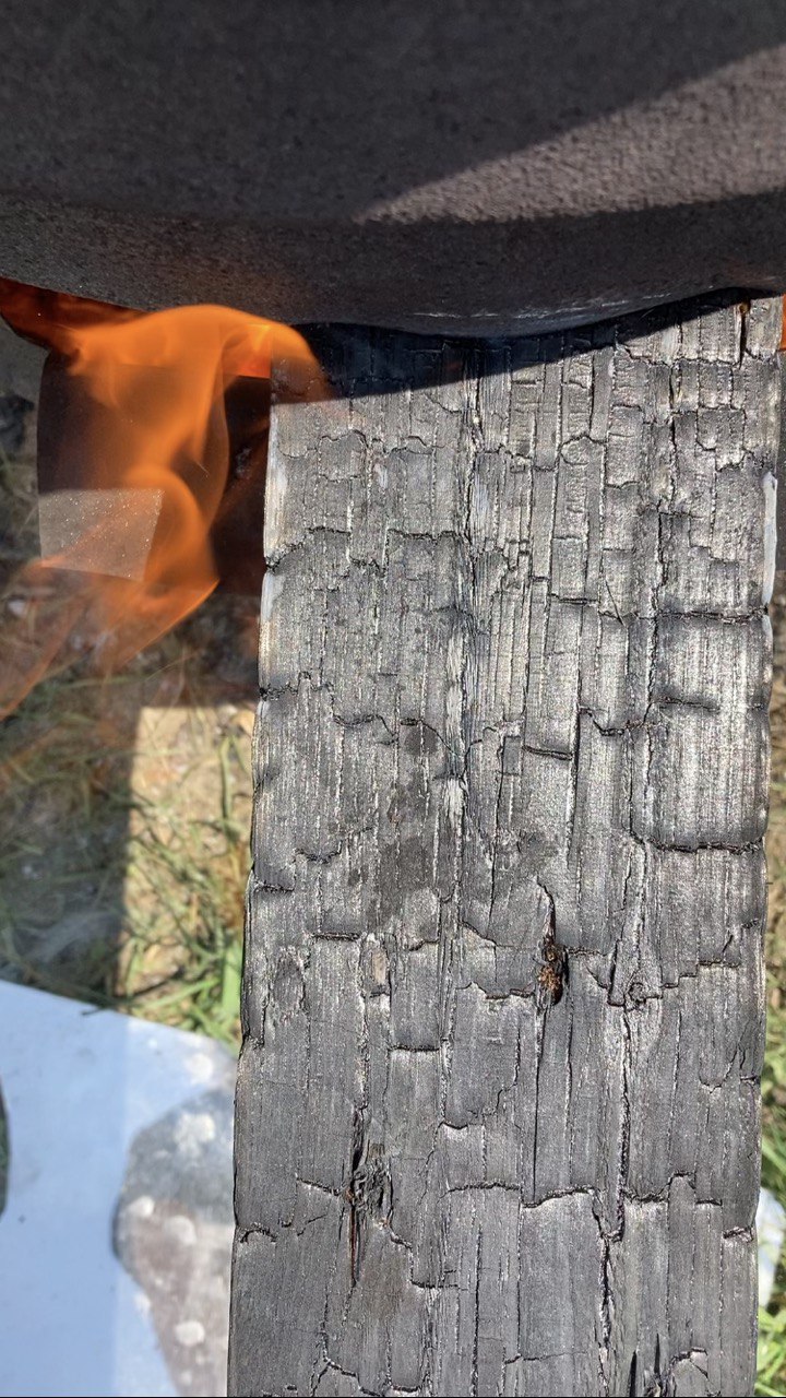 Planche de bardage passée à la flamme, surface carbonisée