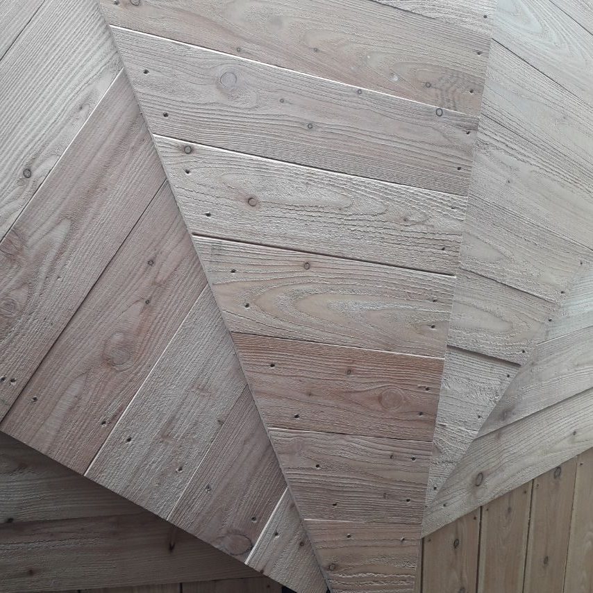 Détail du bardage bois posé en chevrons sur le dôme