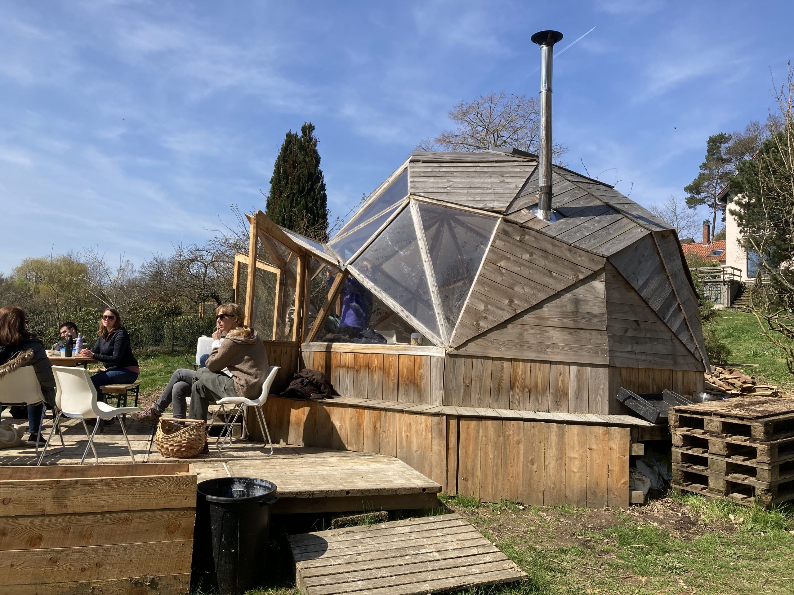 Le dôme bardé de bois dans le jardin, terrasse et convives