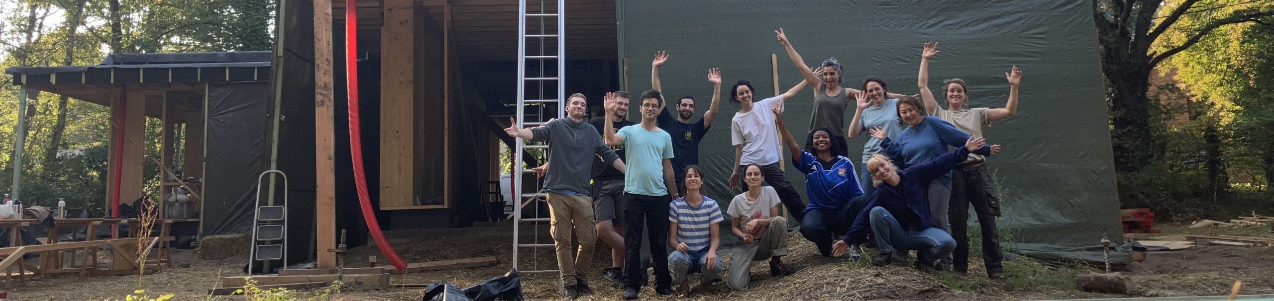 Photo de groupe panoramique devant le chantier