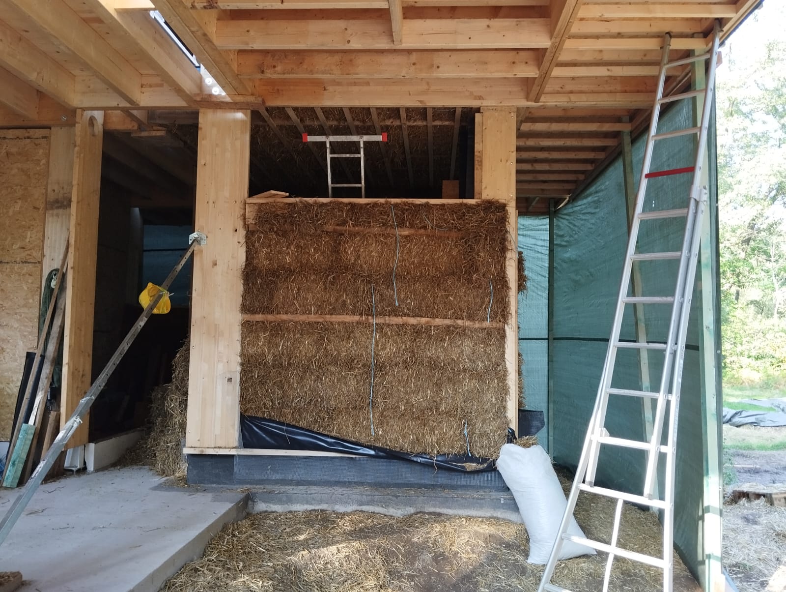 Intérieur de la maison, murs en ballots de paille et ossature bois