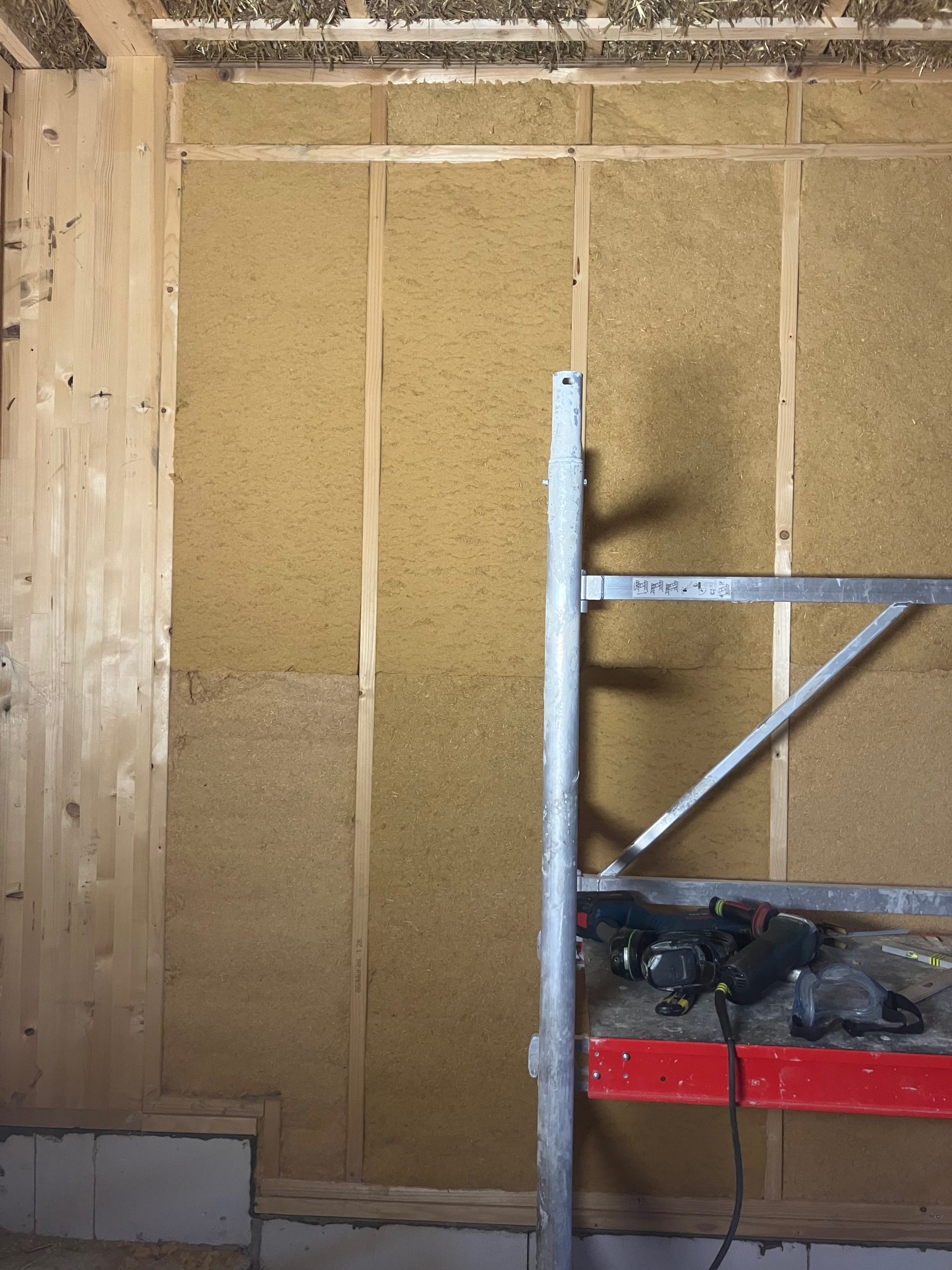 Panneau de mur isolé en laine de bois autour d'un poteau
