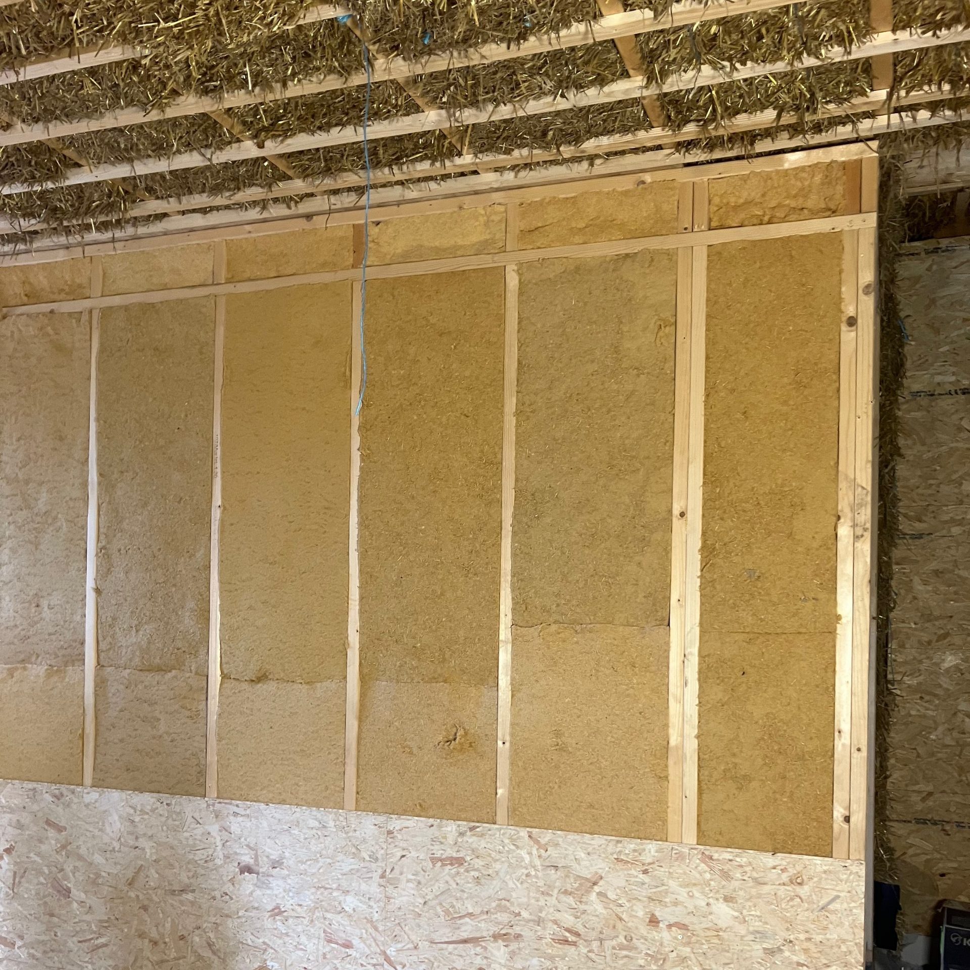 Grand pan de mur uniformément isolé en laine de bois