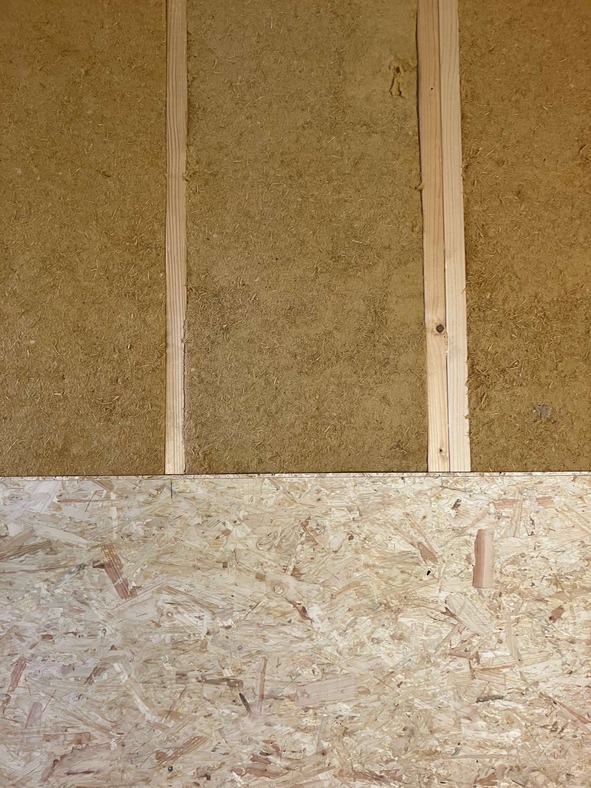 Détail d'un montant bois entre panneaux de laine de bois et OSB