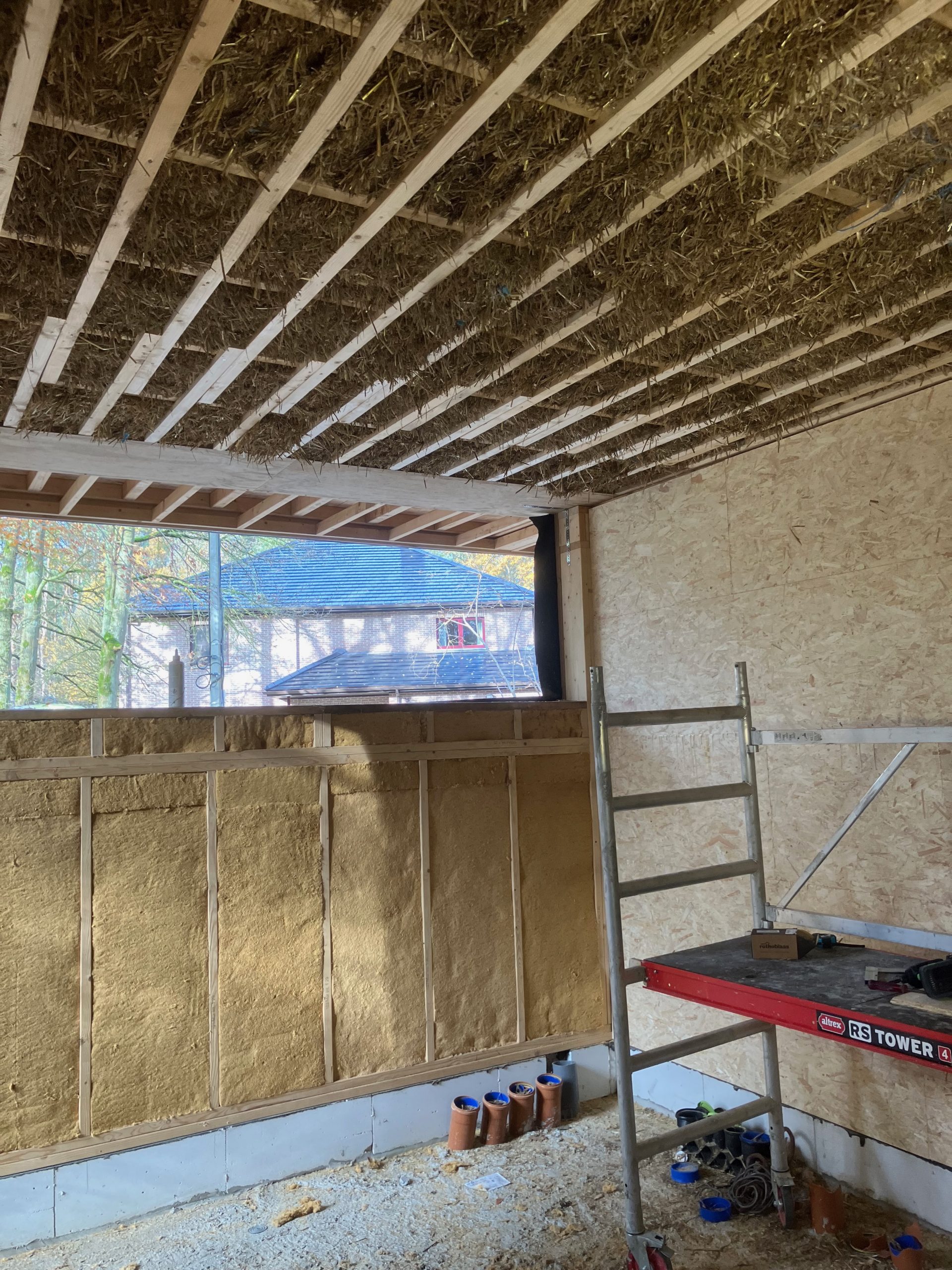 Angle de pièce isolé en laine de bois ouvert sur la végétation