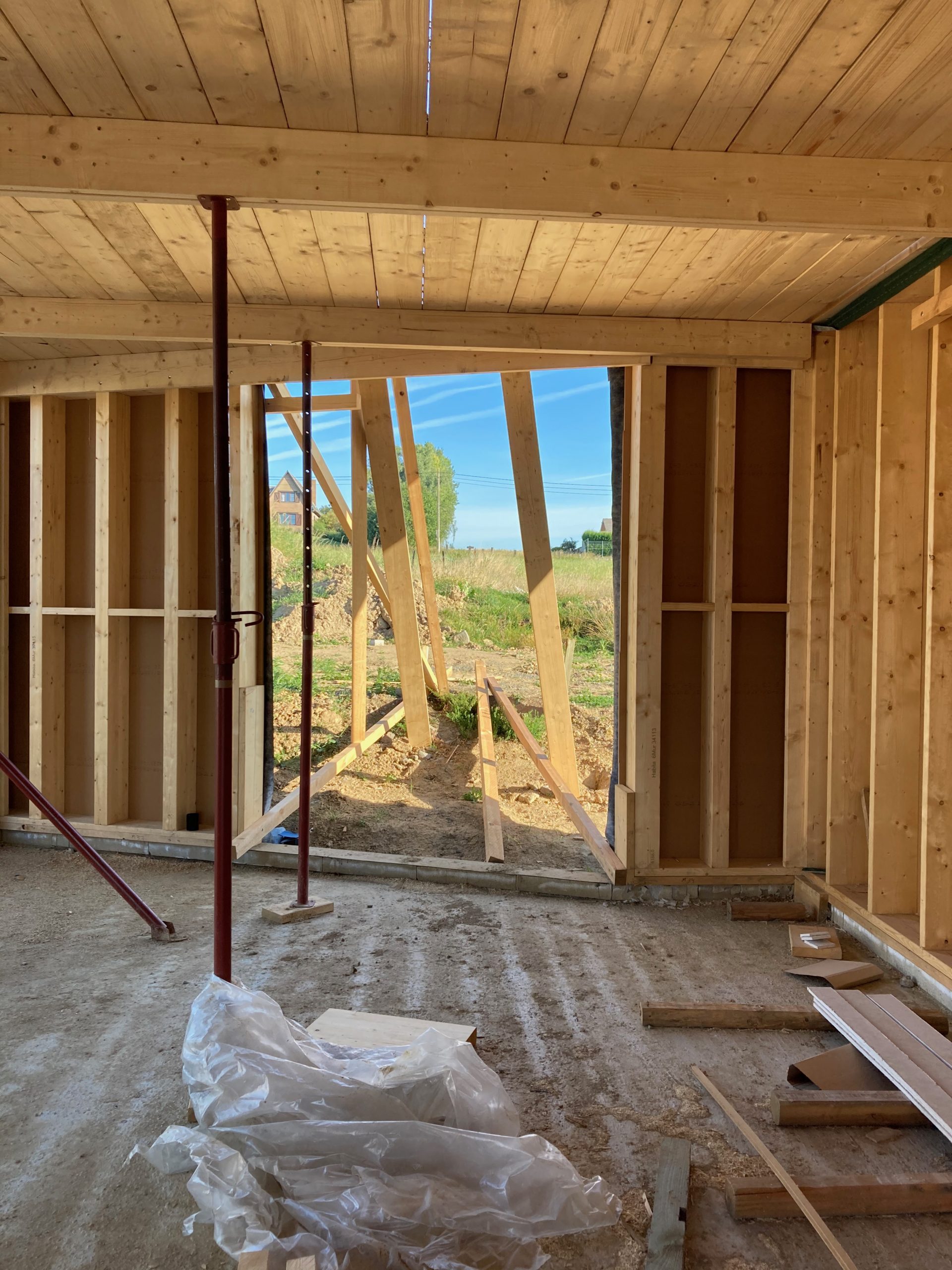 Intérieur en ossature bois sous plafond en bois, ouverture sur la campagne