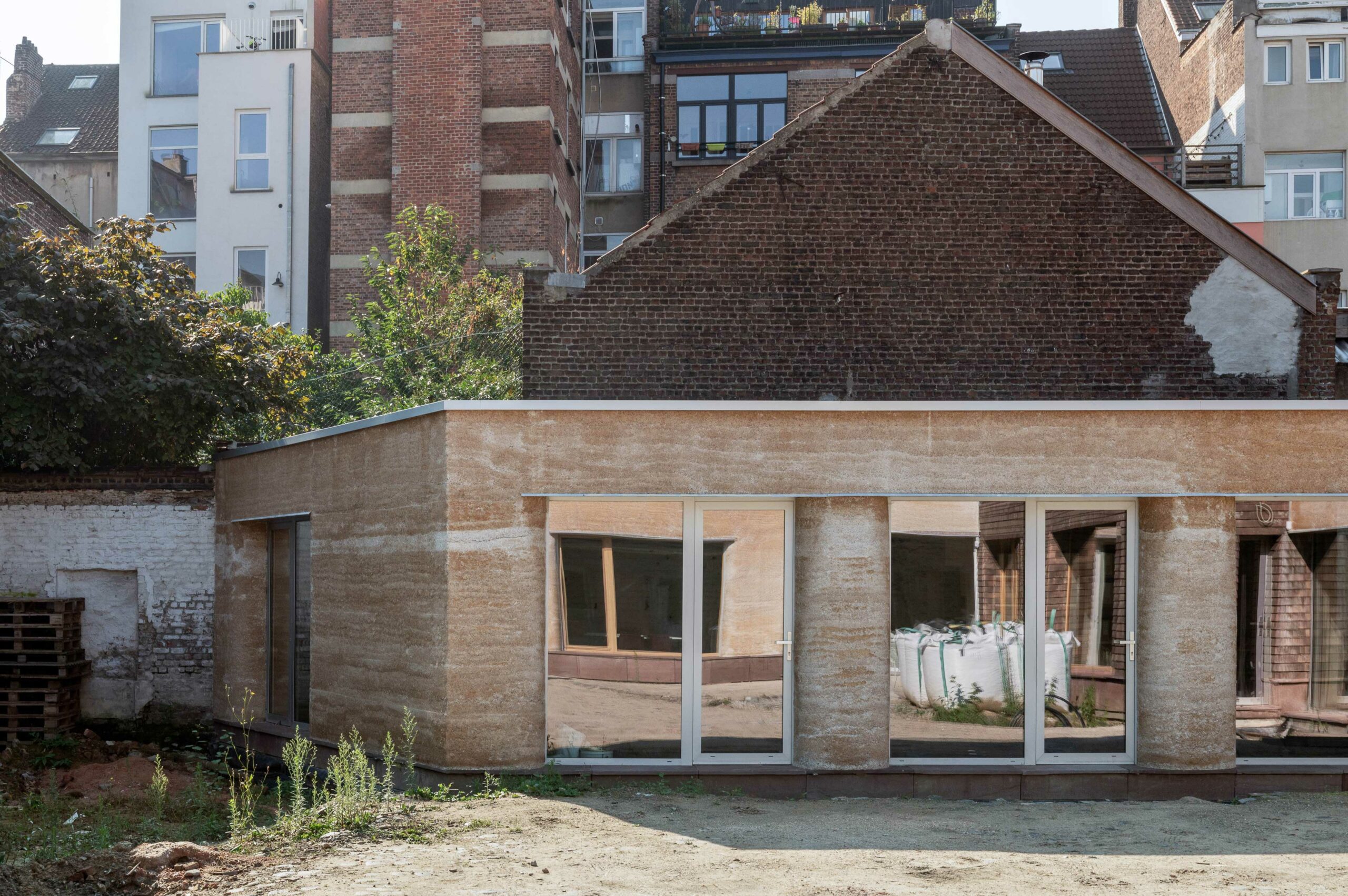 Façade arrière du bâtiment isolée en chaux-chanvre, vue du jardin