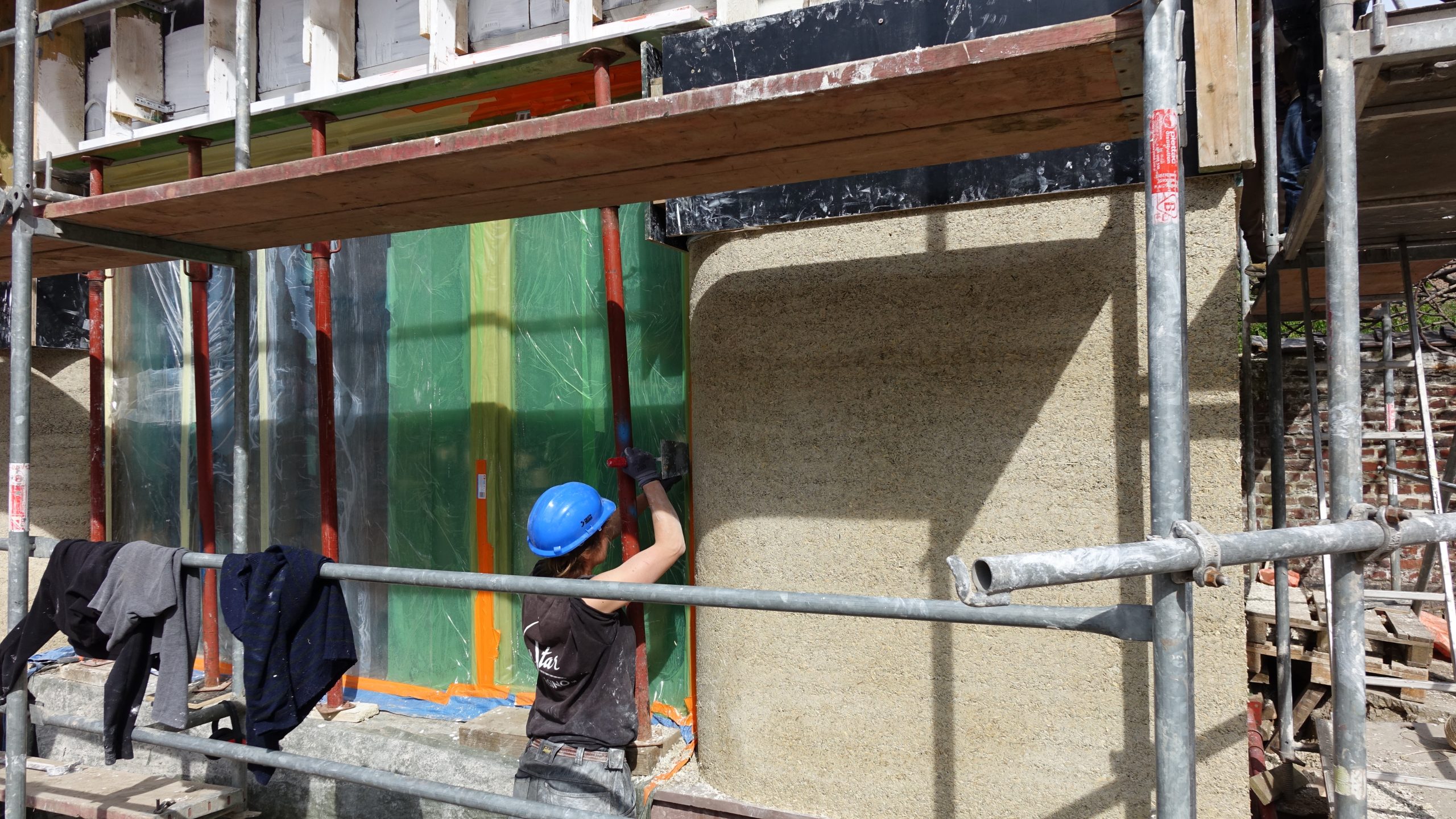 Façade en cours de banchage, coffrages modulaires sur l'échafaudage