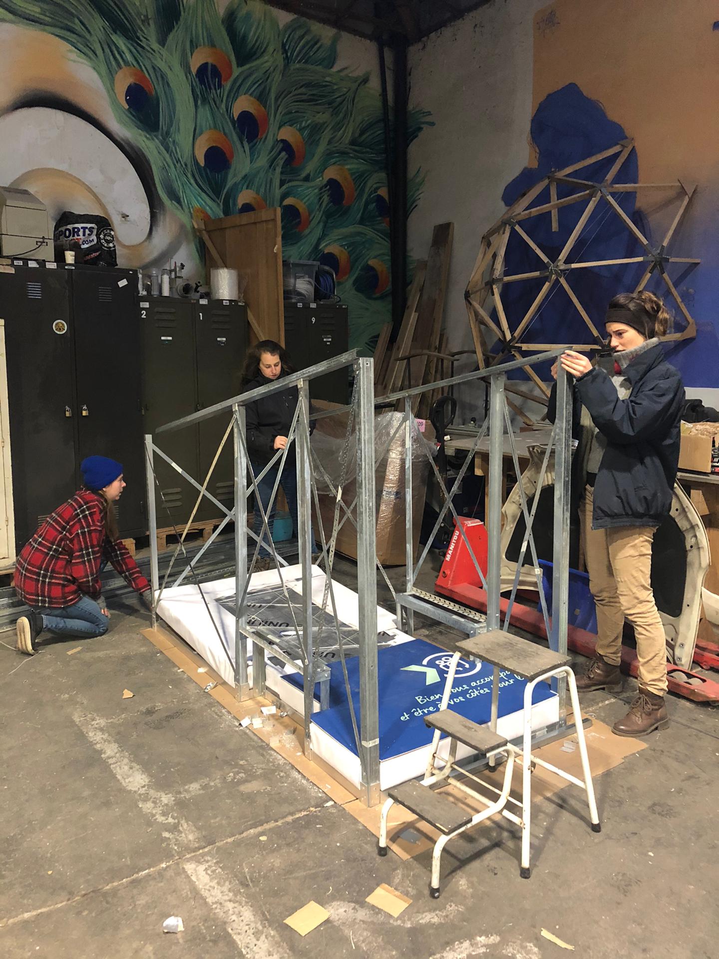 Châssis métallique de l'habitat mobile en atelier, dôme peint au mur