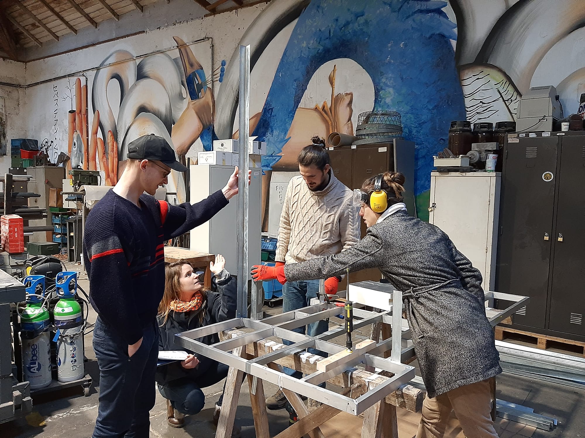 Participants assemblant le châssis de l'habitat mobile en atelier