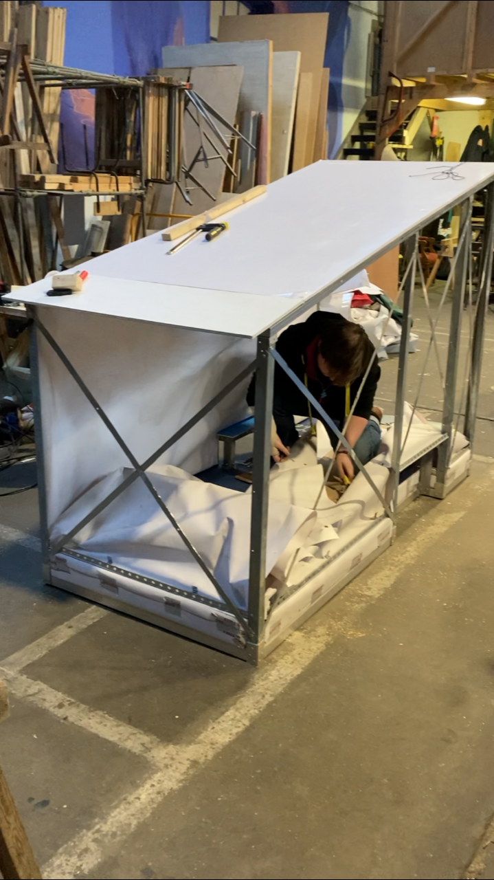 Structure de l'habitat mobile en cours d'habillage, en atelier