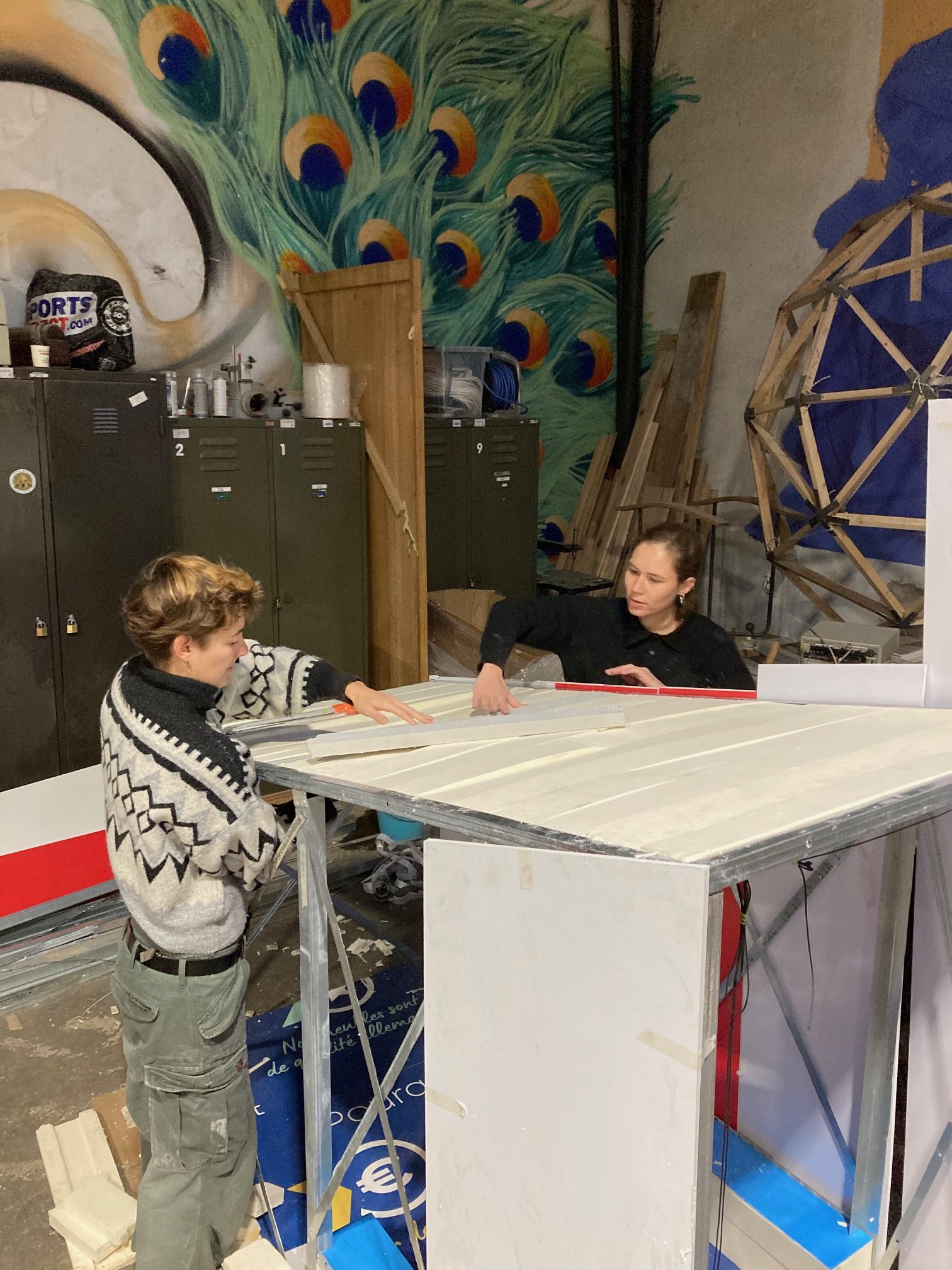 Deux enfants à la table rabattable de l'habitat mobile