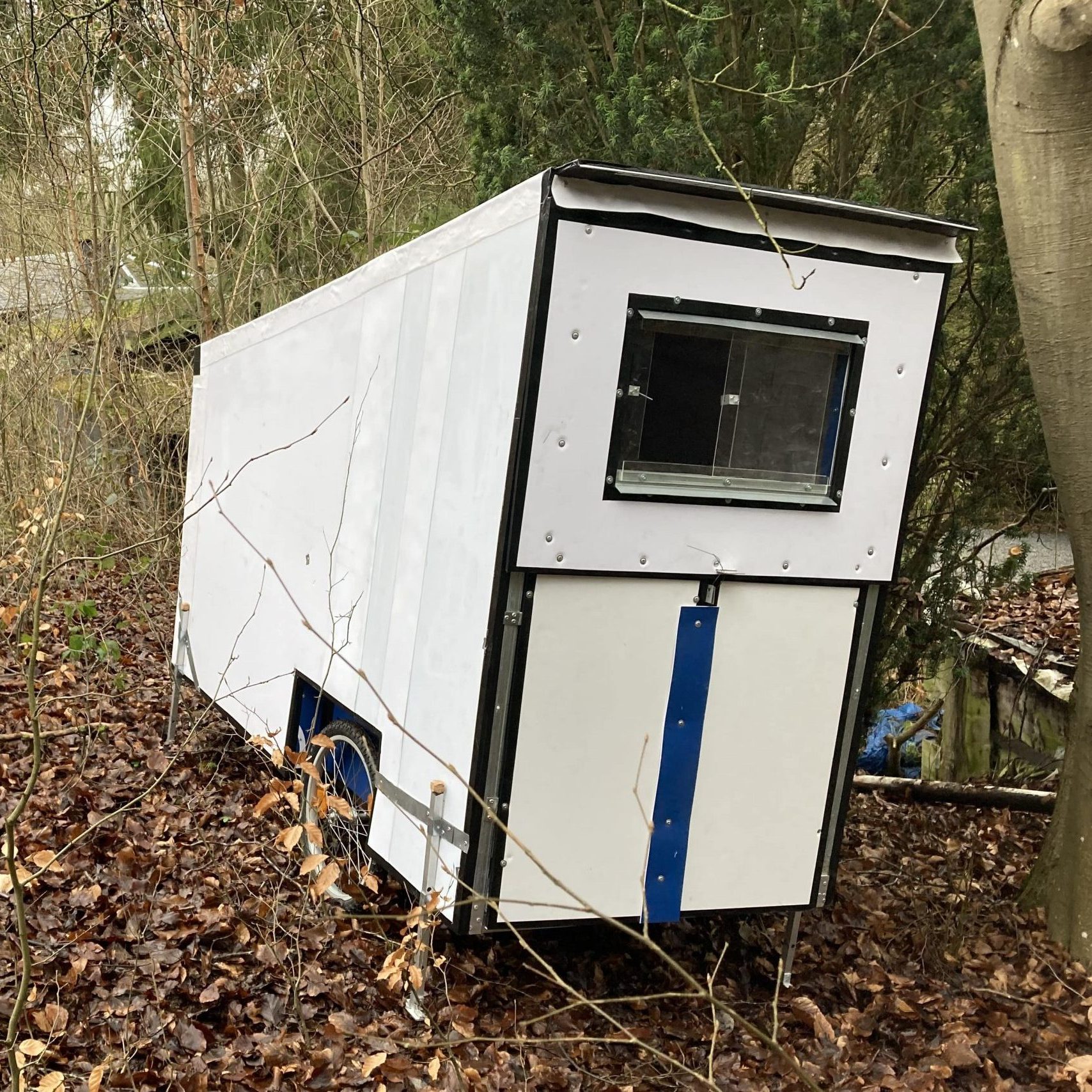 L'habitat mobile terminé posé dans un sous-bois