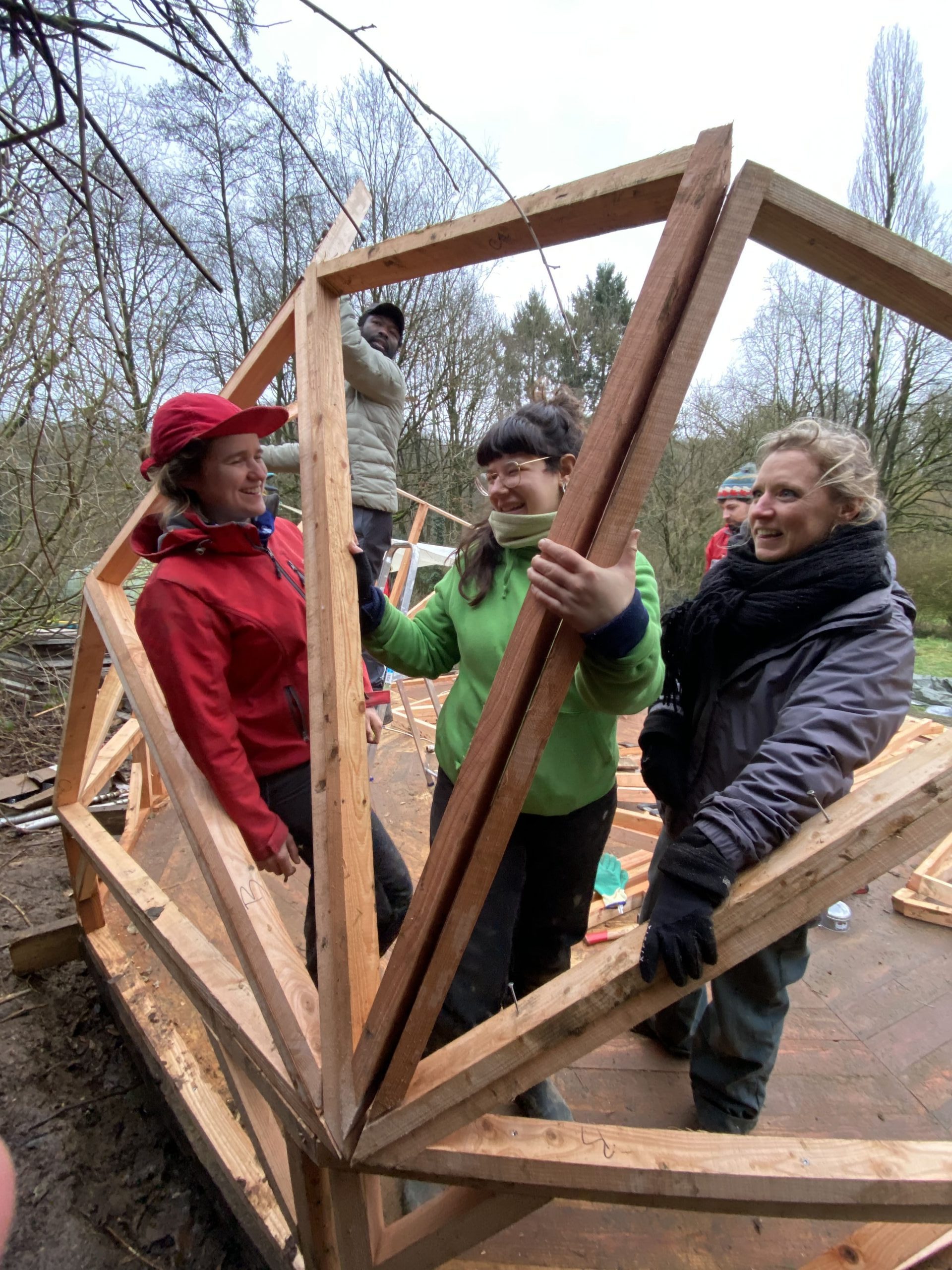 Participants discutant à l'intérieur de la structure du dôme