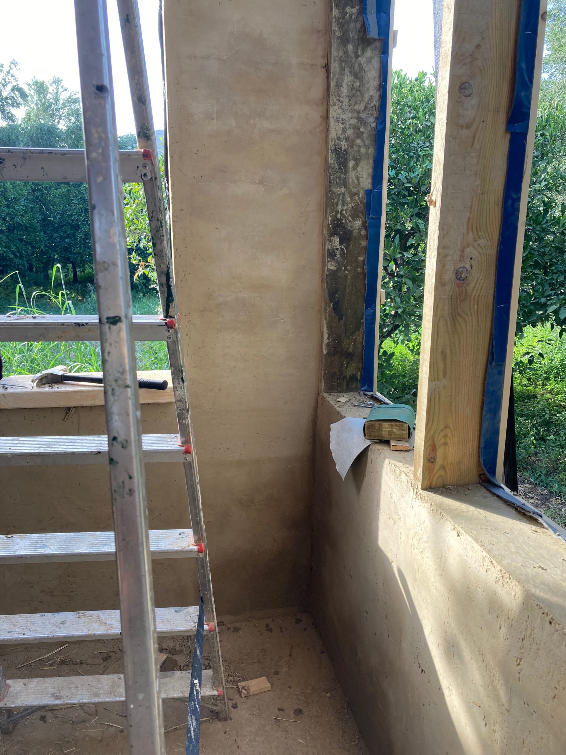 Embrasure vitrée du mini habitat donnant sur le jardin