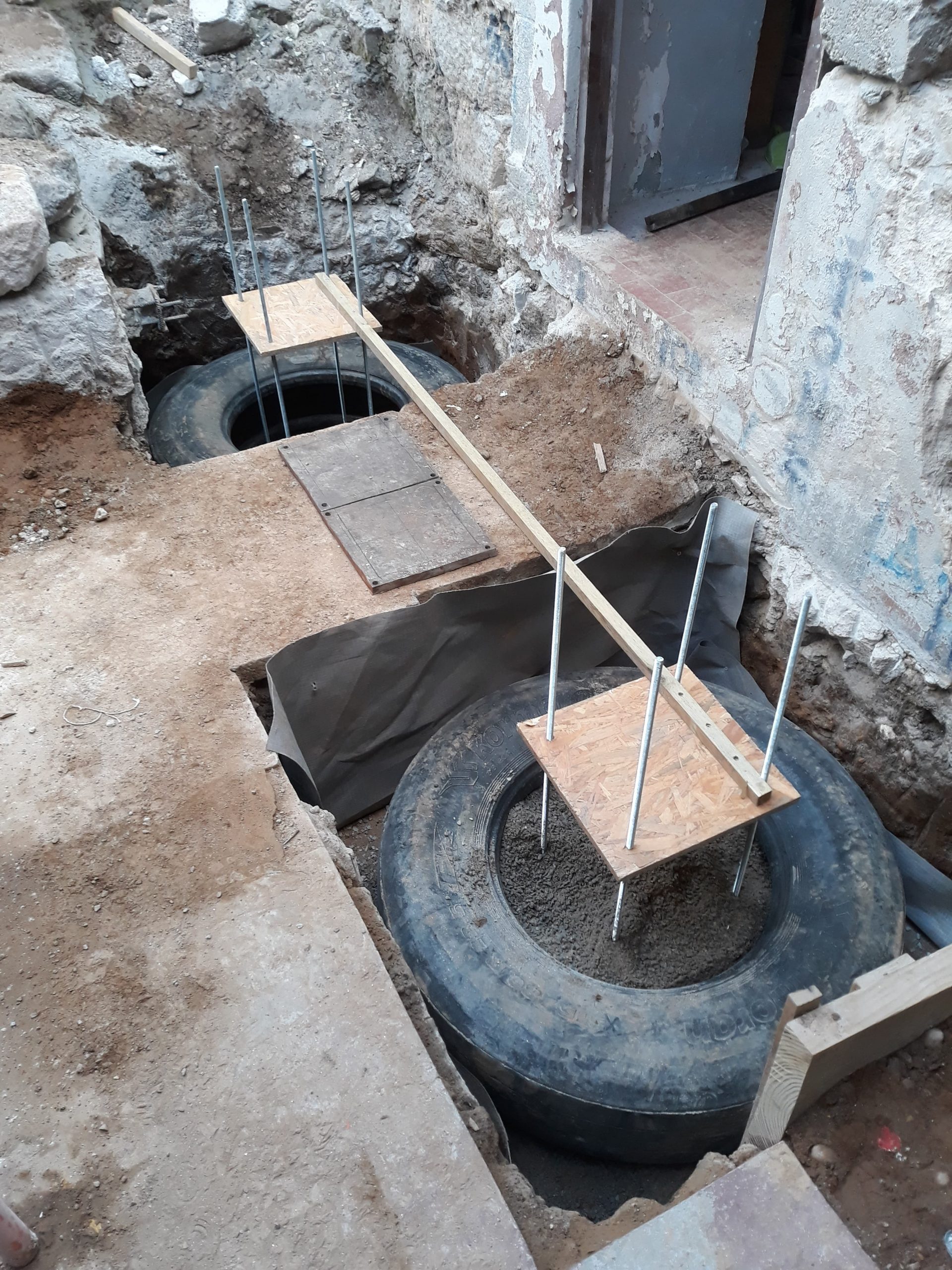 Fondation en pneu avec gabarit bois de centrage du poteau