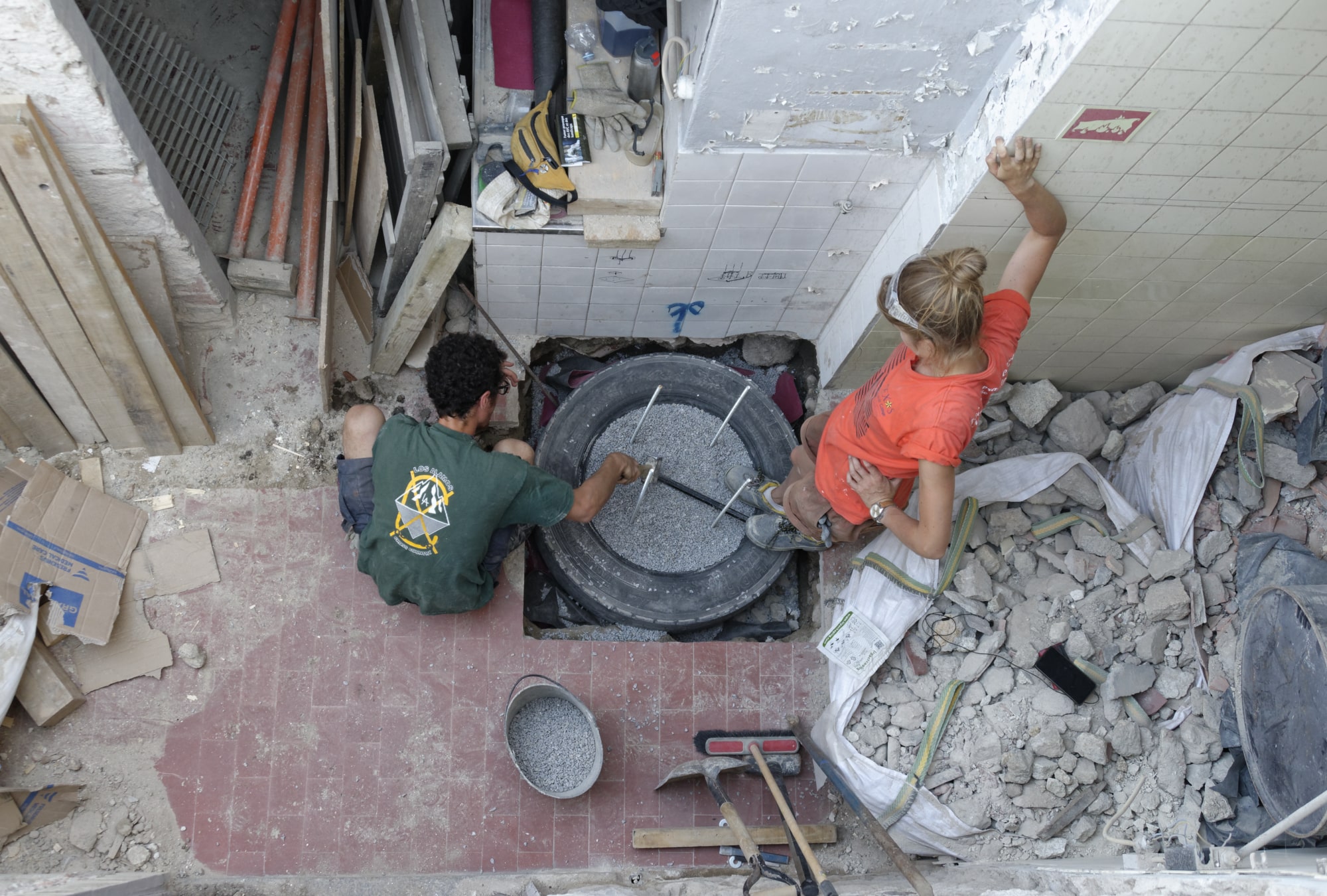 Deux participants travaillent des fondations en pneus, vue de haut