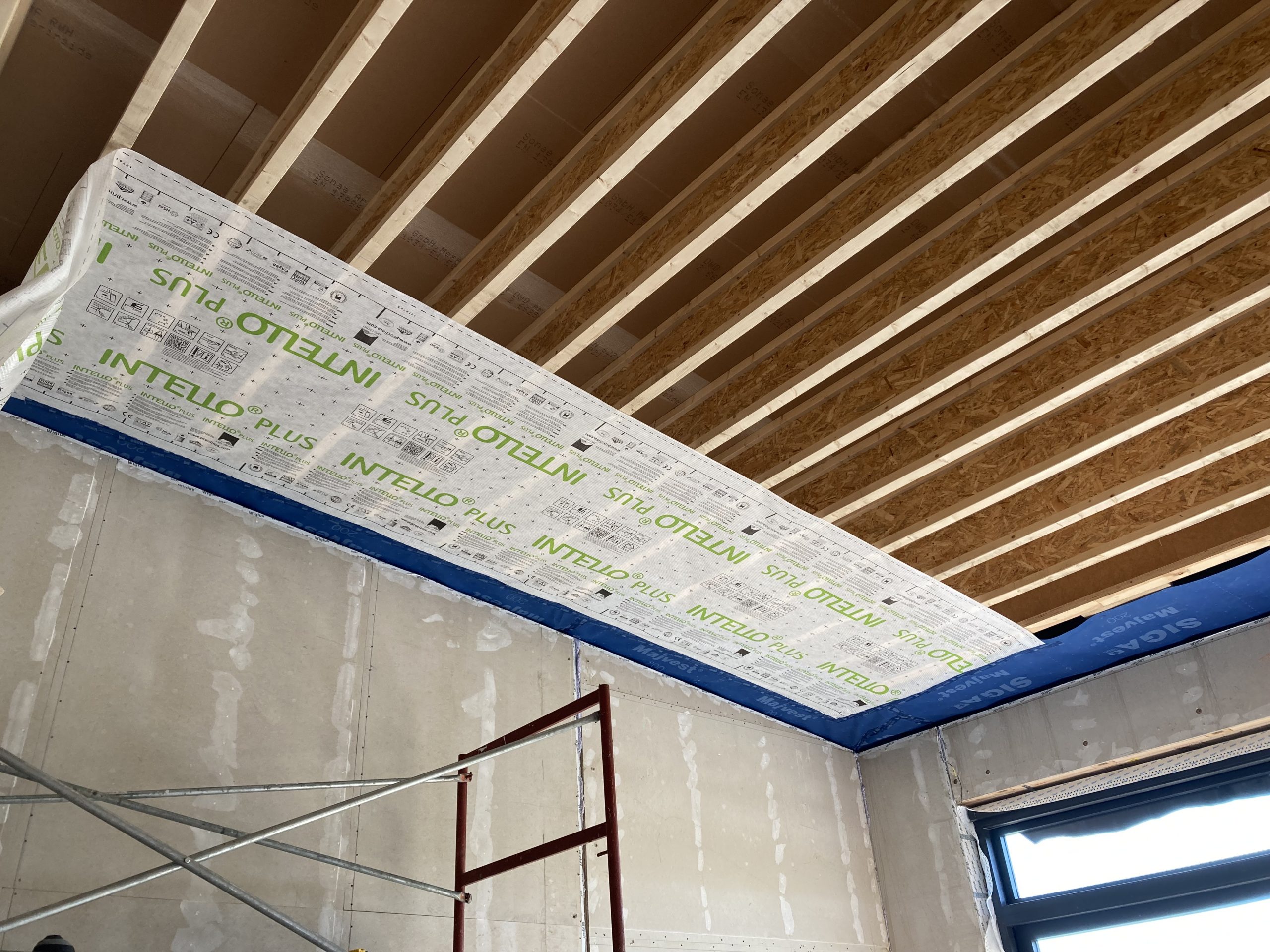 Plafond mêlant lambris bois et frein-vapeur posé entre les solives