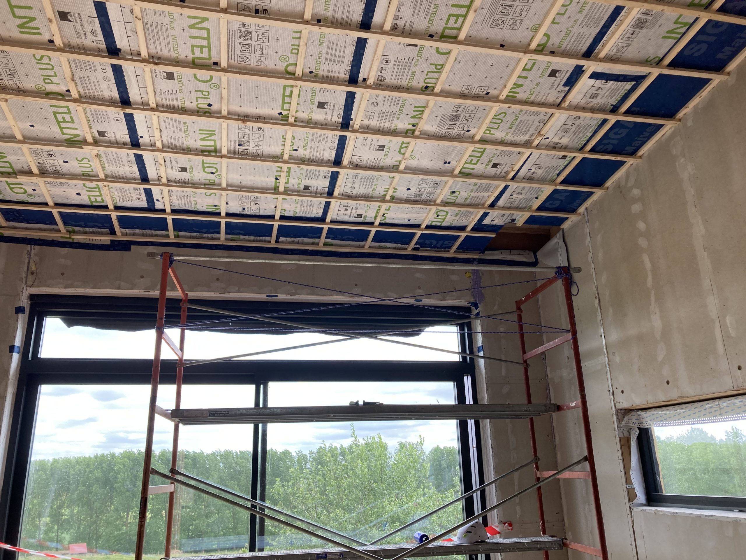 Plafond et murs habillés du frein-vapeur, grande ouverture vitrée