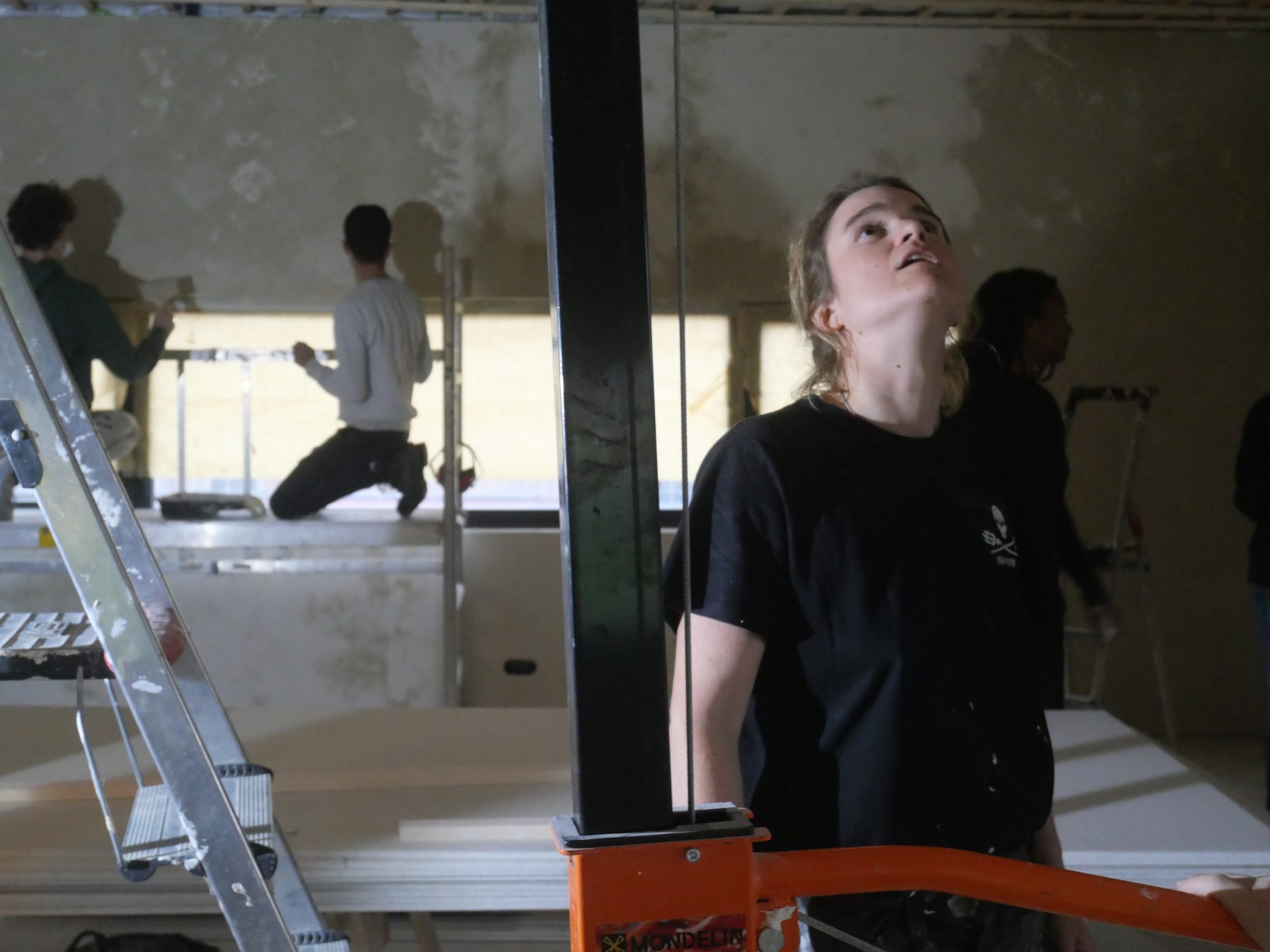 Une participante observe l'espace collectif en cours de finition