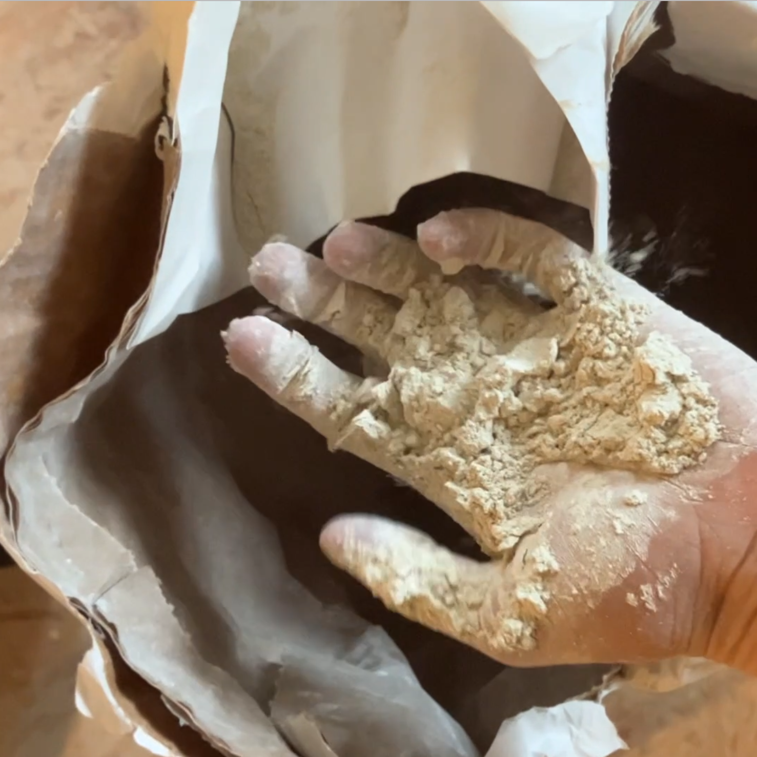 Mains présentant la peinture argile et ses pigments