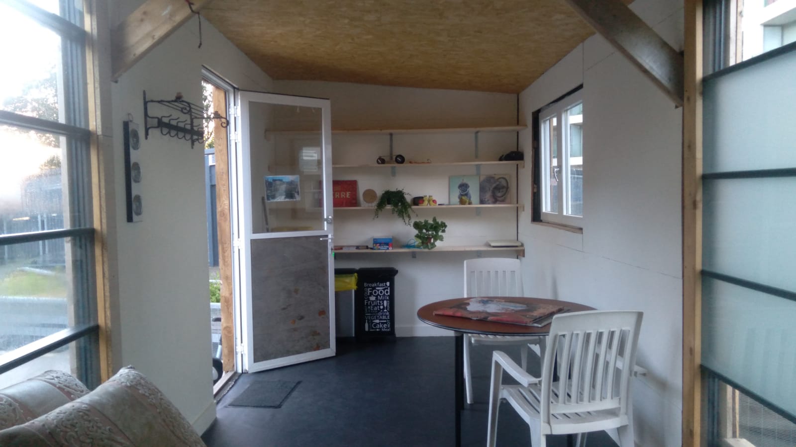 Intérieur aménagé, coin repas avec table et chaises près des fenêtres