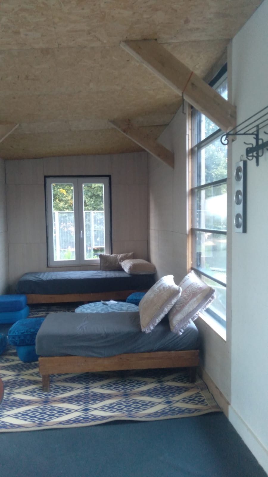 Espace intérieur avec banquette et fenêtres, ambiance chaleureuse