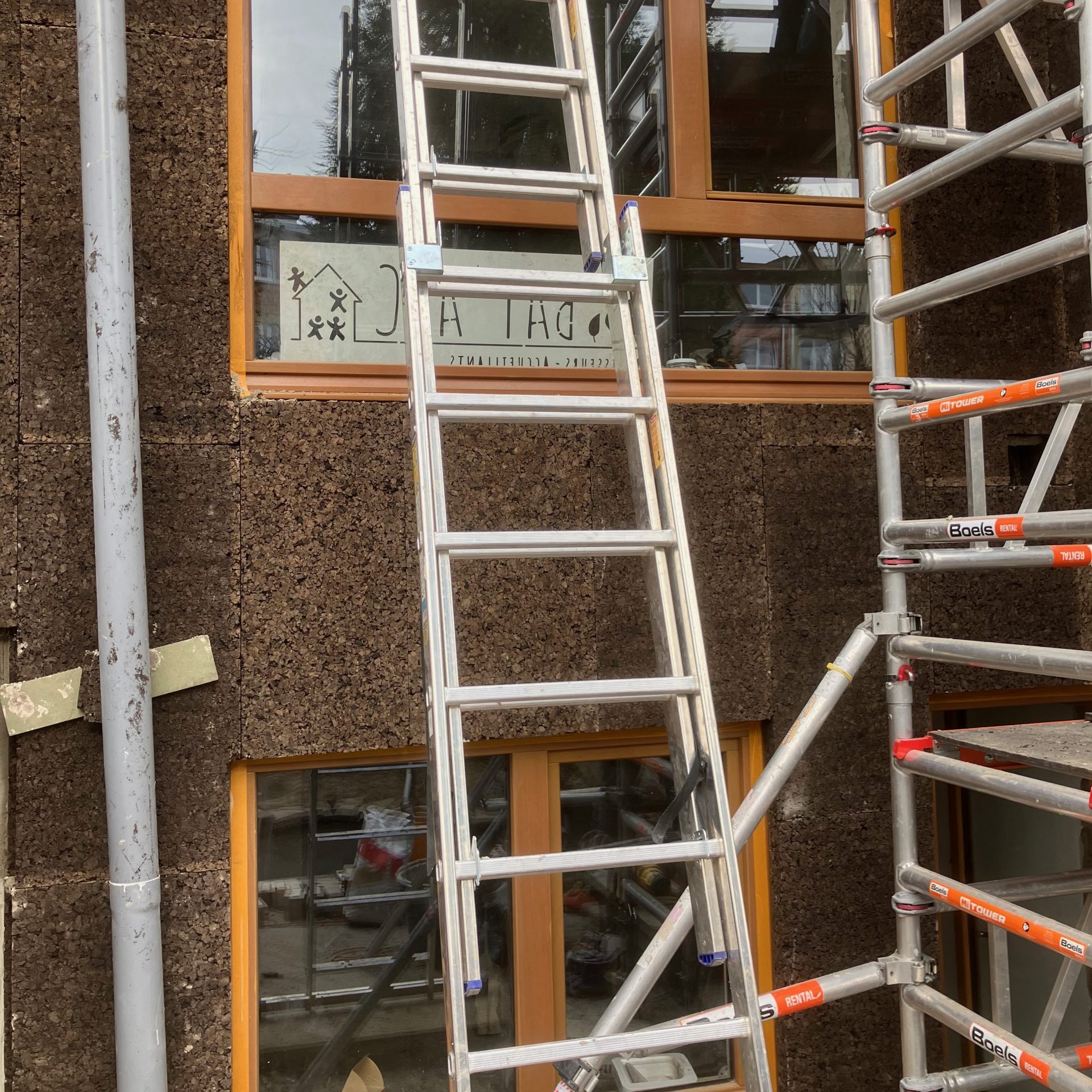 Échafaudage dressé contre une façade isolée en panneaux de liège