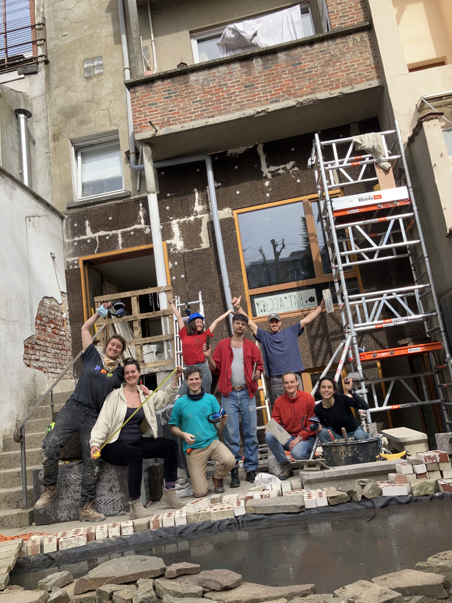Groupe de participants devant la façade en chantier isolée au liège
