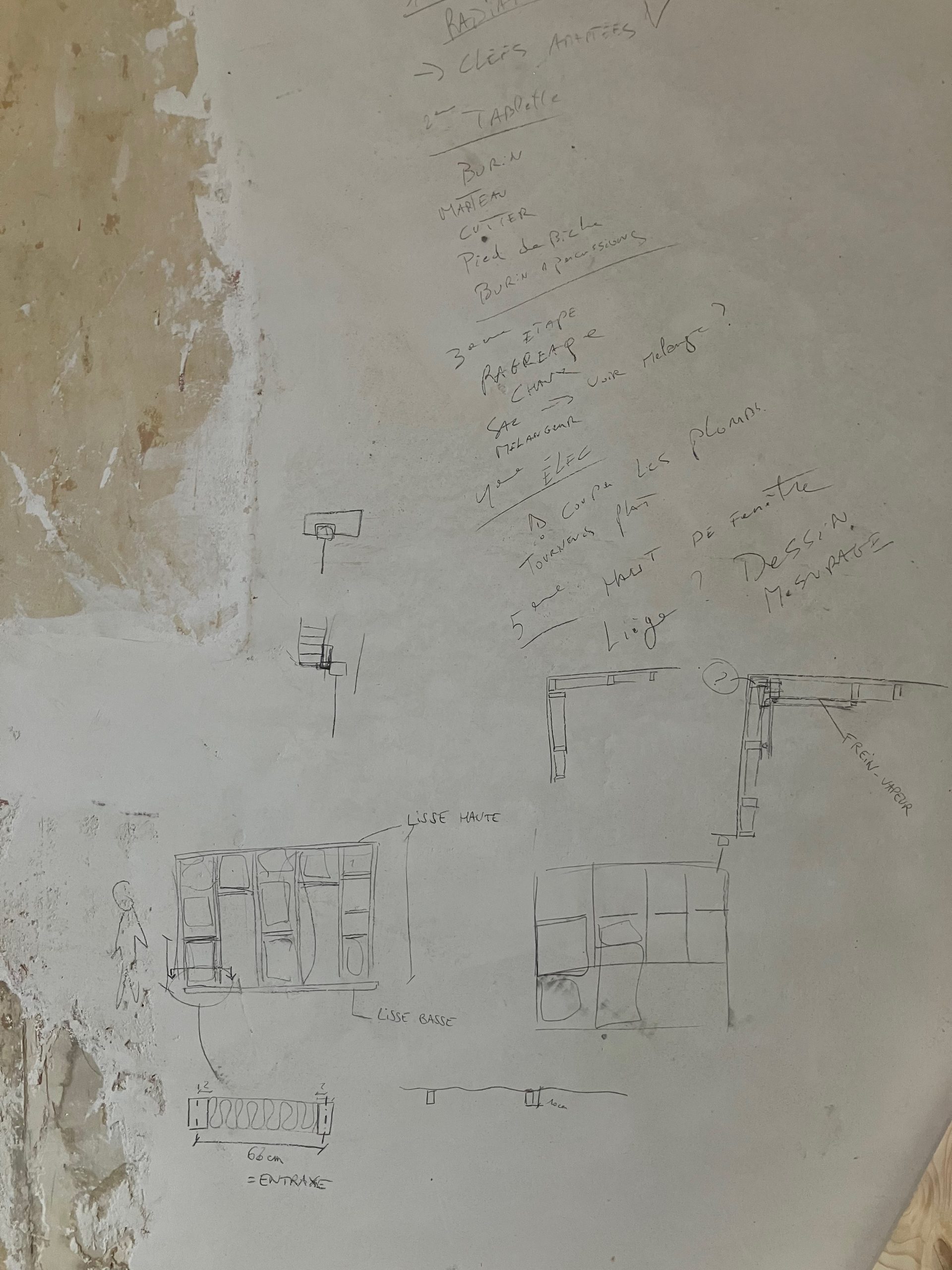 Ancien mur portant des tracés et croquis au crayon