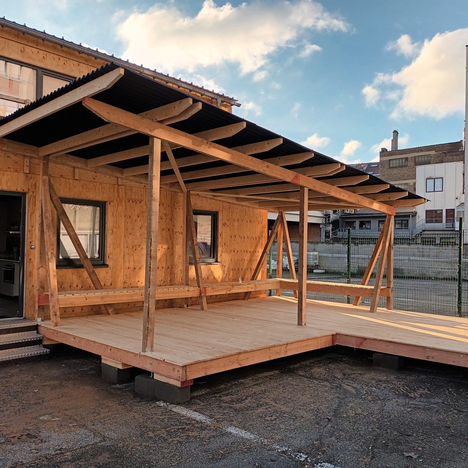 La structure bois et sa terrasse devant le bâtiment