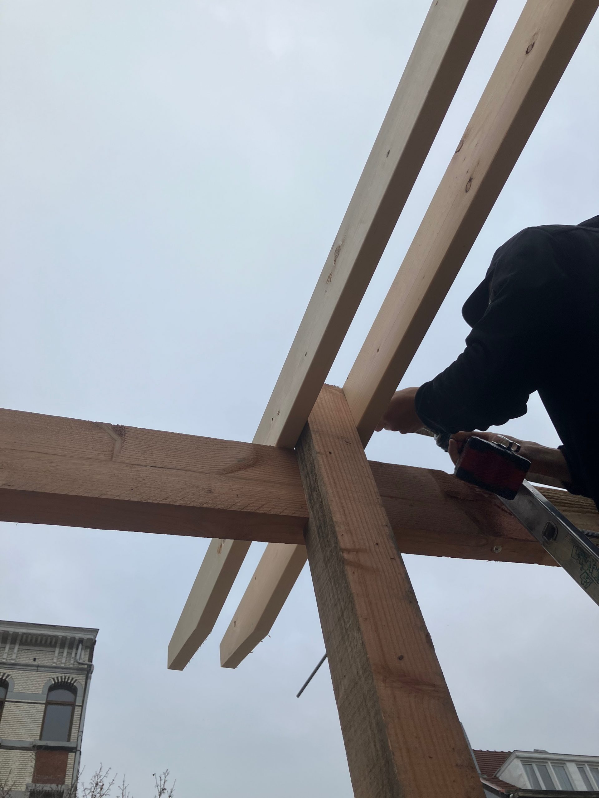 Un participant ajuste la charpente en hauteur