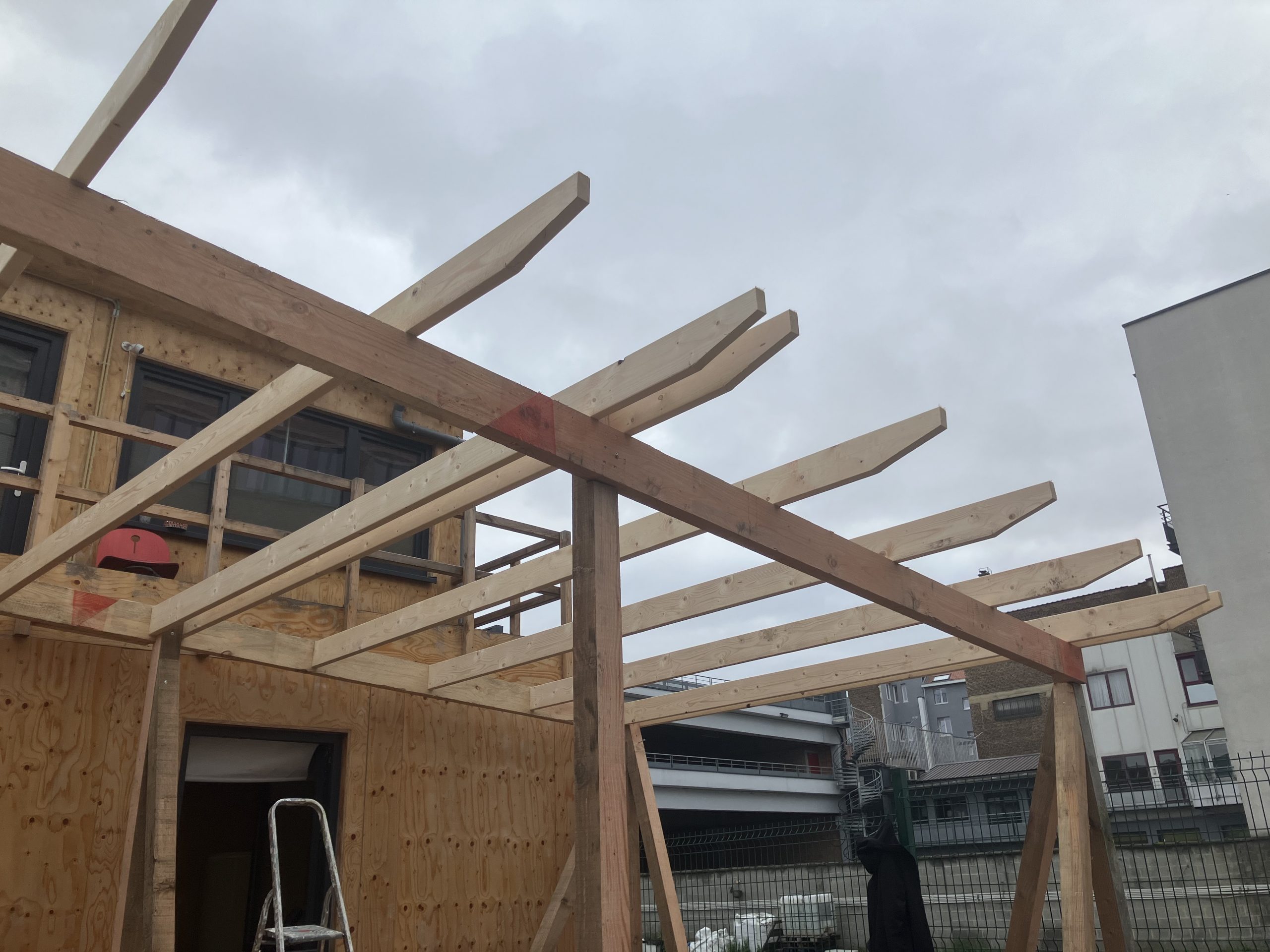 La charpente bois en éventail au-dessus de la façade