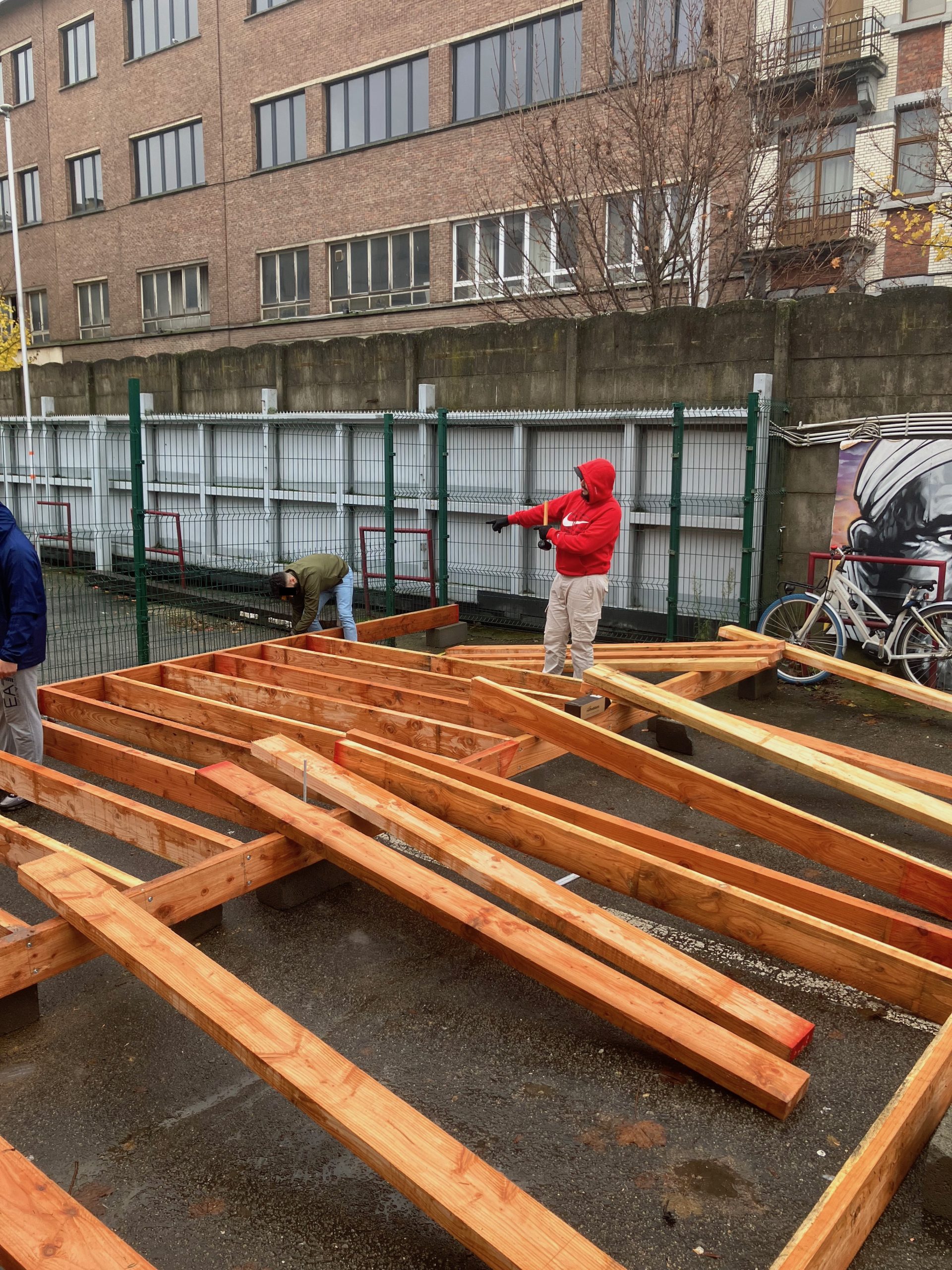 Préparation des poutres bois sur le quai