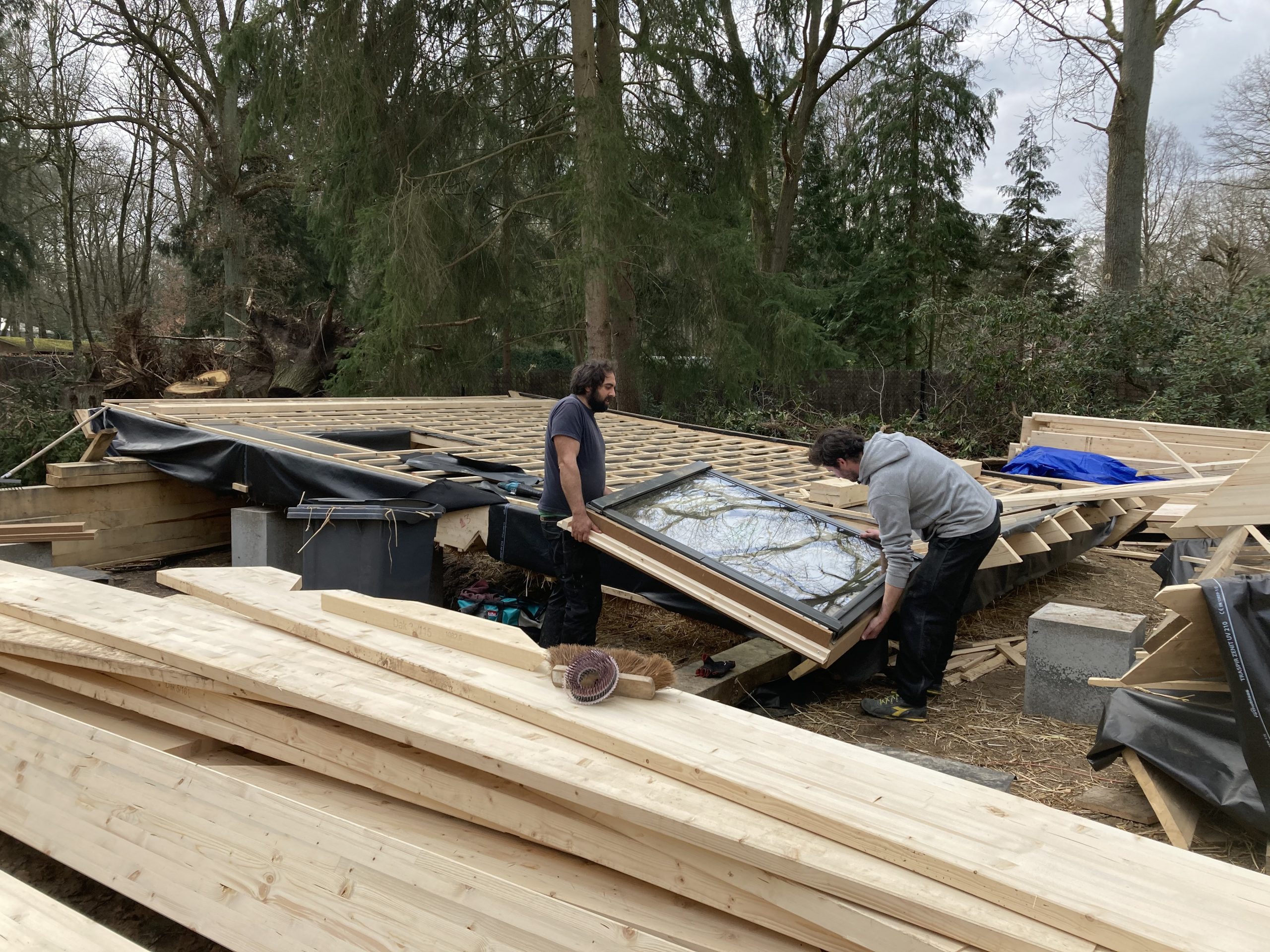 Participants assemblant des panneaux de mur à plat sur le plancher