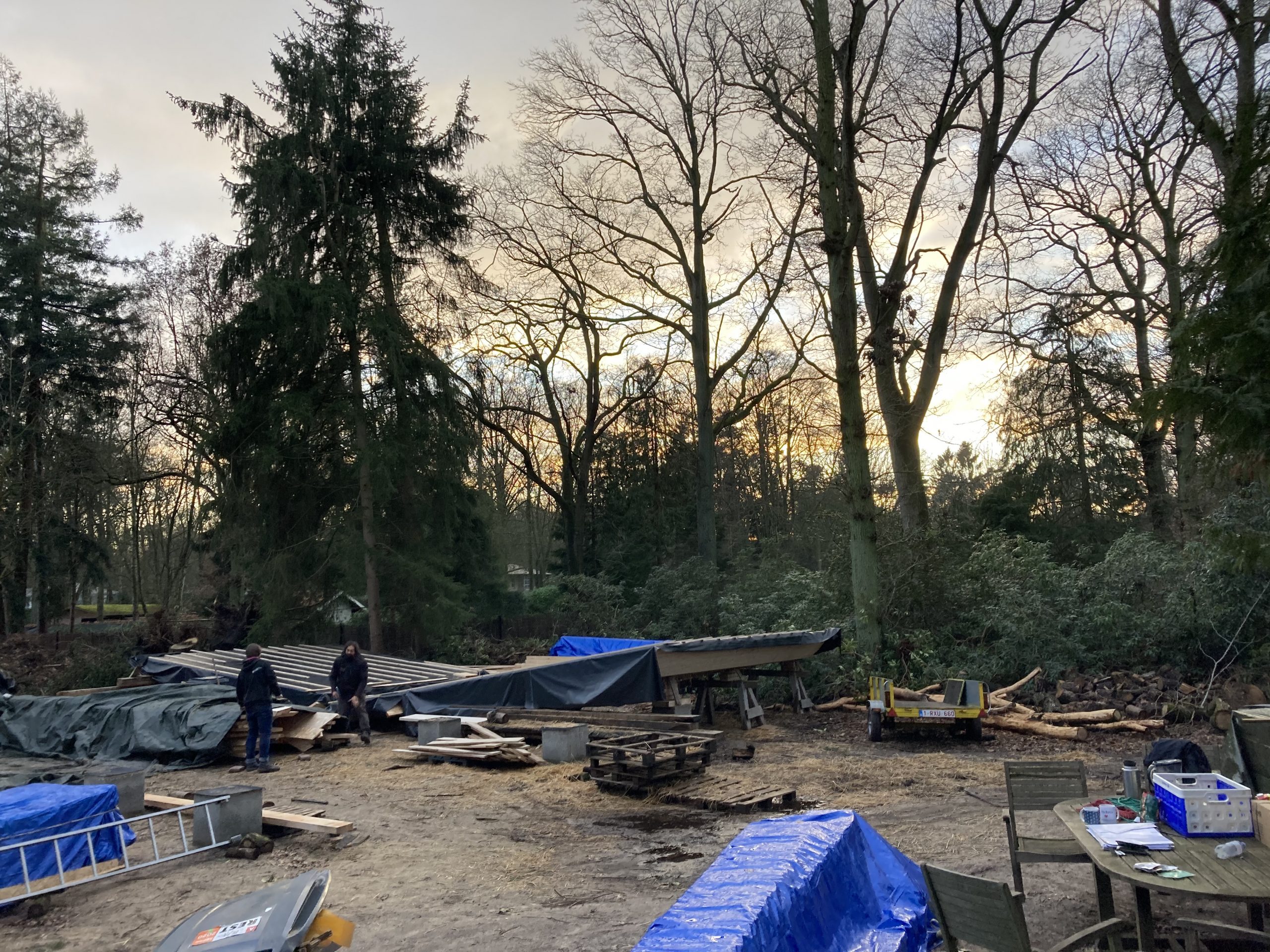 Le chantier en clairière au crépuscule, éléments préfabriqués au sol
